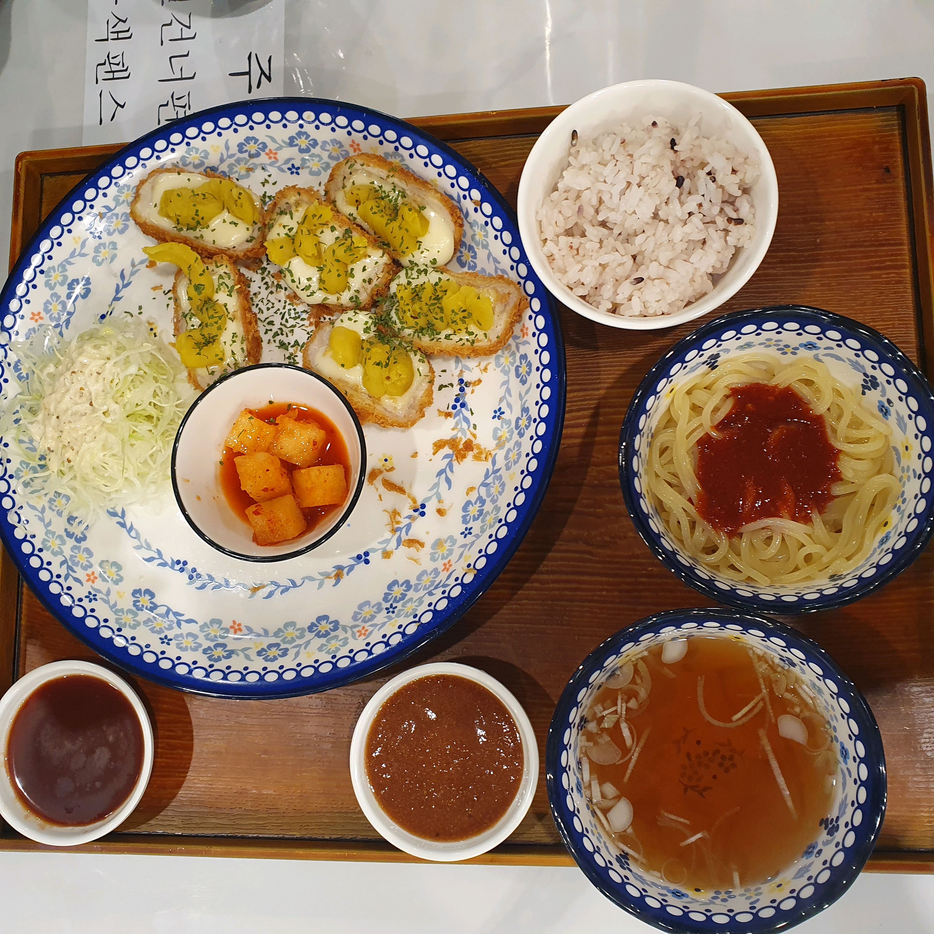 고구마치즈돈까스가 맛있어요 역시 뱅뱅돈까스는 돈까스 맛집이네요!! 사이드로 쫄면이 나와서