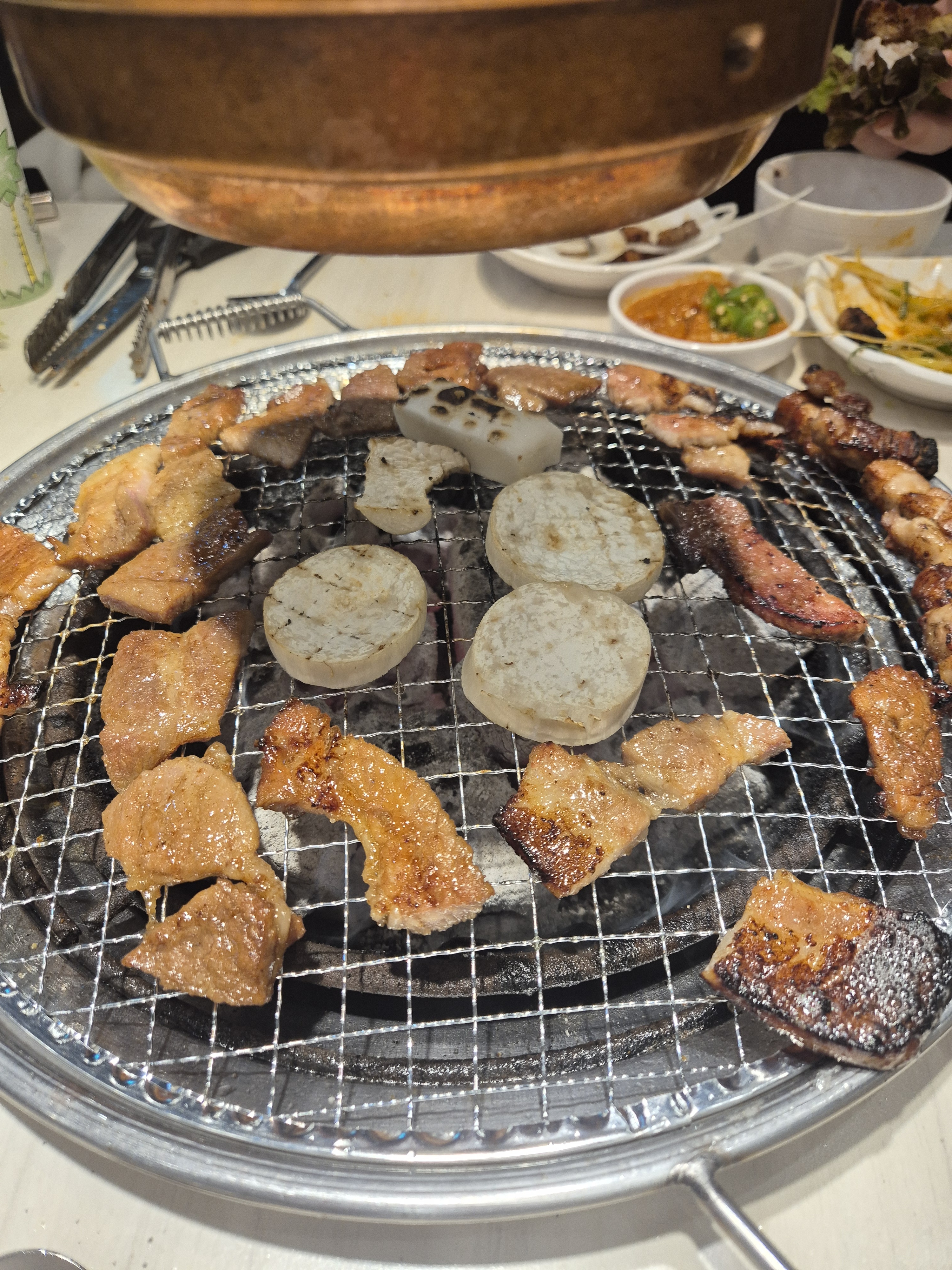 가본 명륜진사갈비 중에 제일 맛있고 직원분이 친절해요 그리고 빙수도 있어서 입가심 하기도