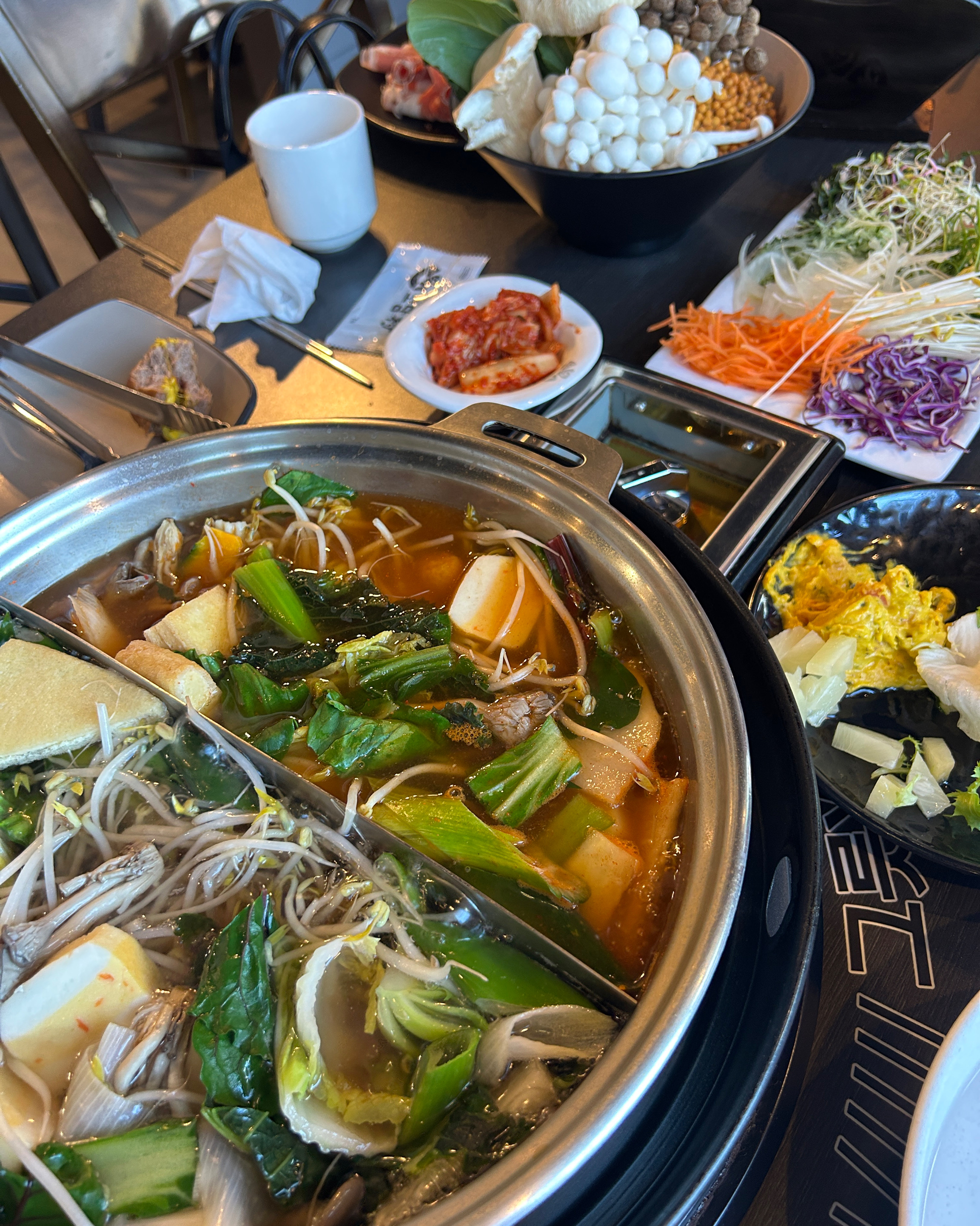 야채가 아주 싱싱해서 먹기 좋았구 가격도 합리적이에요!! 버섯은 종류가 다양해서 부모님이