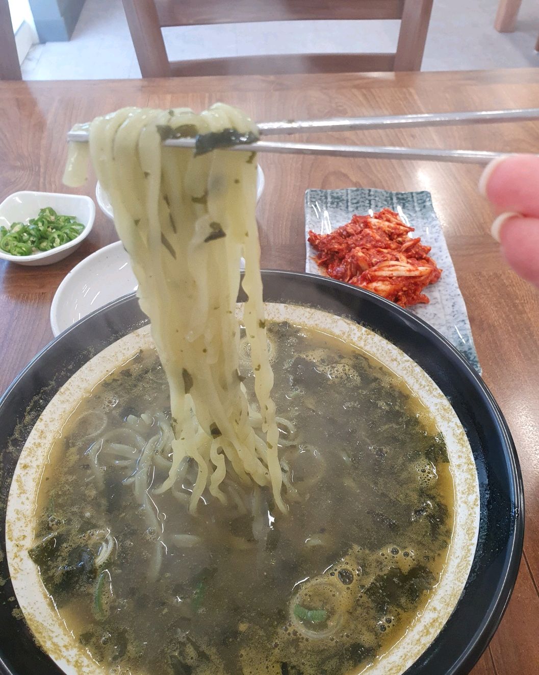 시내구경중들린집 국수먹고 밥도 말아먹었어요 넘배부르네요 - 제주 맛집 웅이네 보말칼국수 제주본점