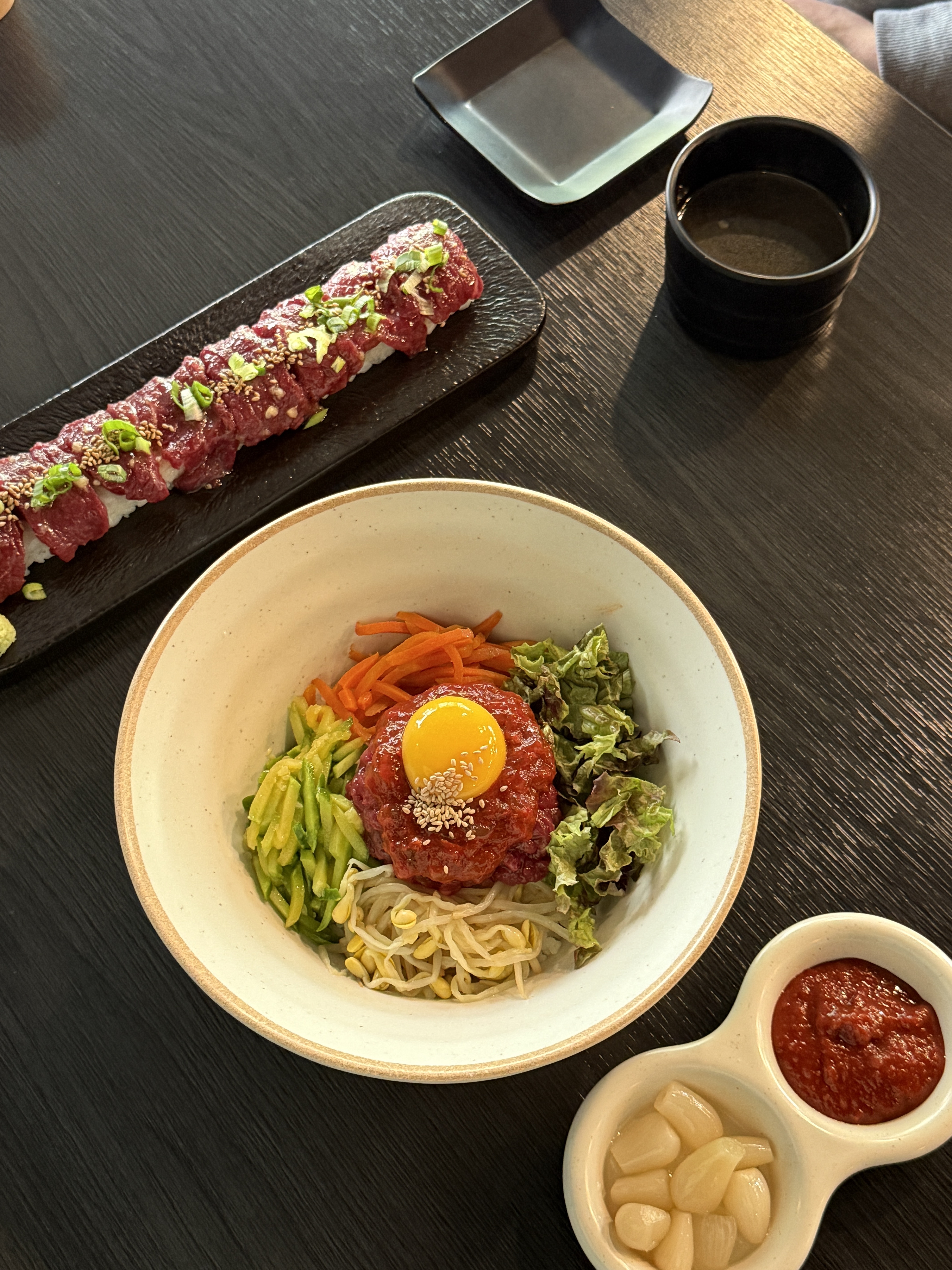 술집인줄 알았는데 점심에도 영업을 하시더라구요!! 육회비빔밥과 불고기비빔밥두 있구 ㅎㅎ 점