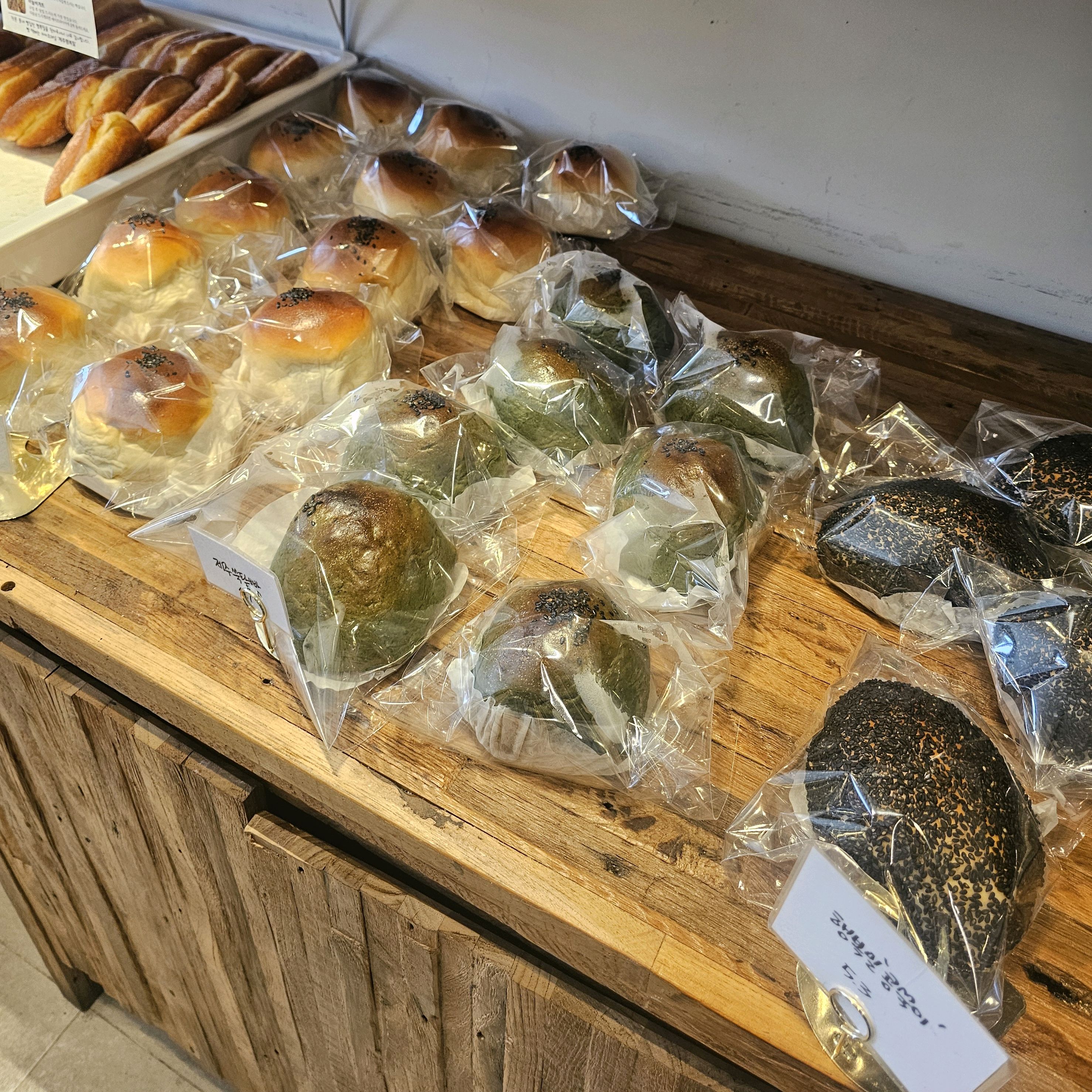 오후 3시쯤 방문하니까 녹차맘모스랑 단호박크림치즈는 품절이라 못 맛봤어요ㅠ - 제주 맛집 행복밀