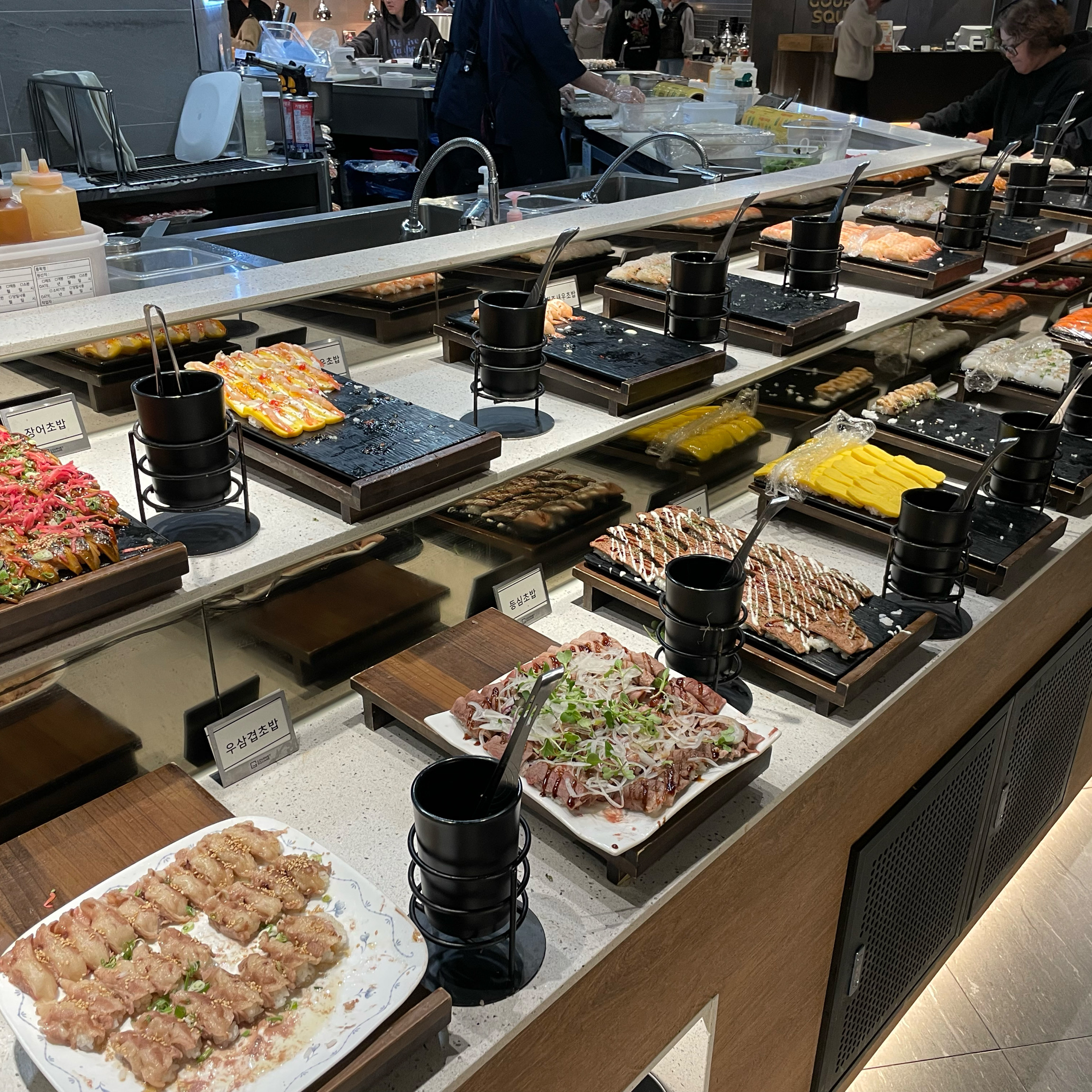 올때마다 핫한 고메스퀘어! 뷔페 진짜 맛있는거 다양해서 가족 단위 손님들이 많아요. 놀이방