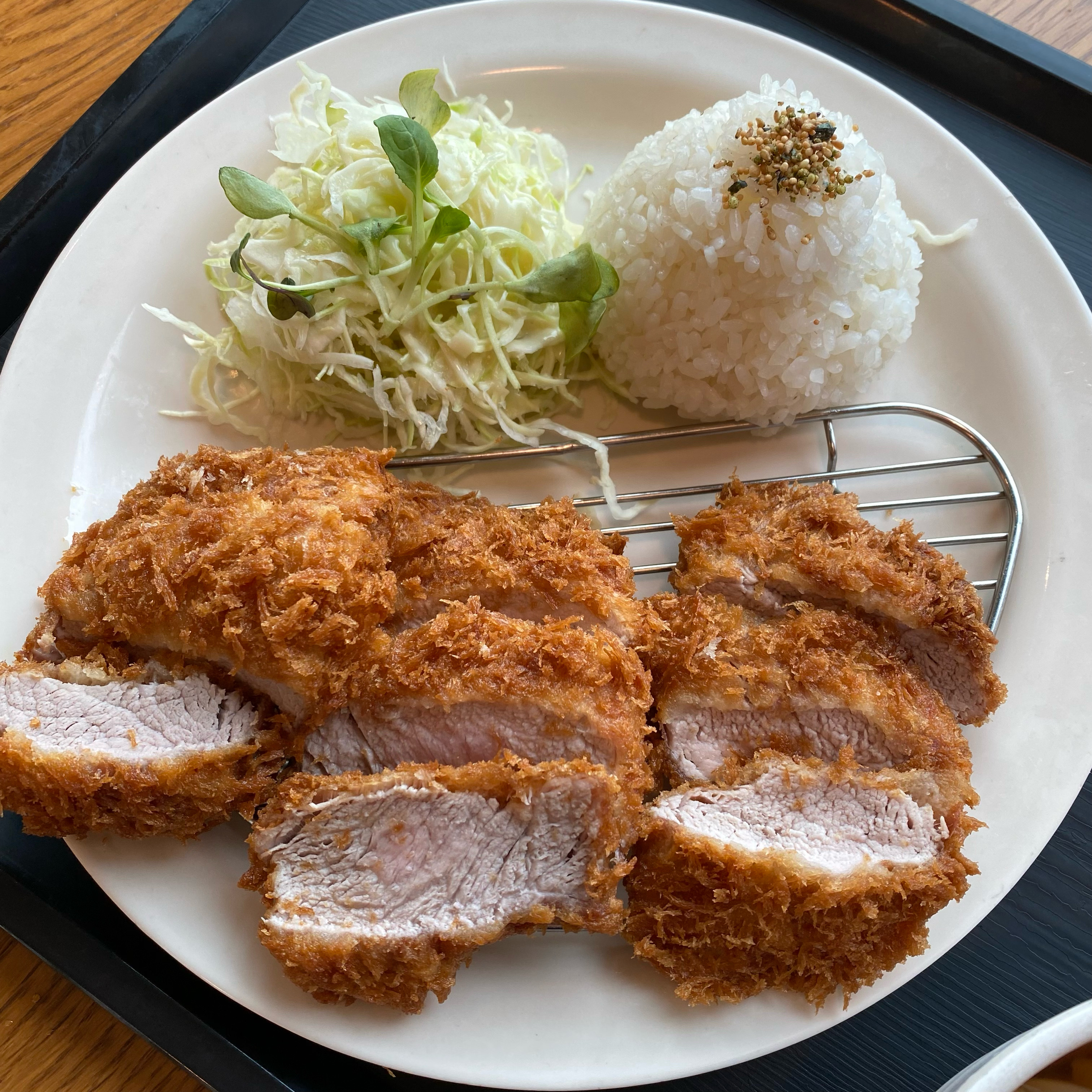 안심까스 엄청 부드럽고 맛있어요ㅎㅎ치돈도 치즈도 듬뿍있고 살짝 매콤해서 맛있게 먹었어요!!