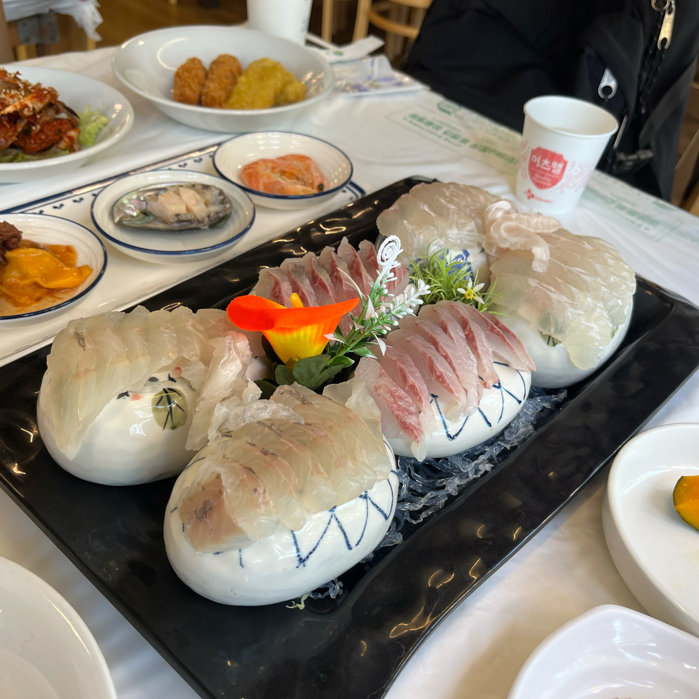 모둠회 시켜서 먹었어요. 전복도 나오는데 너무 맛있네요!!!! 매장이 진짜 넓고 여행온 느
