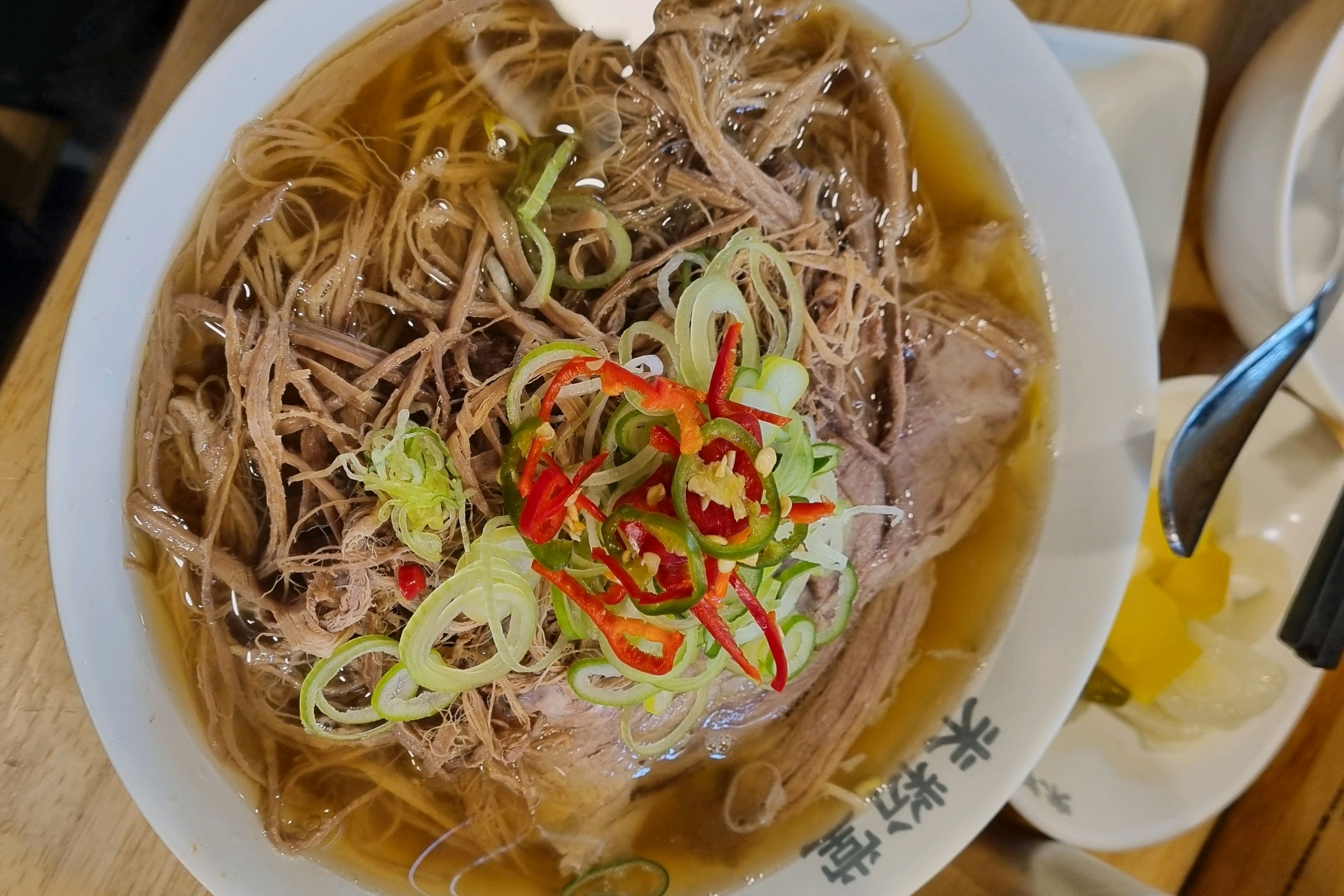 동네 주민 맛집같아요! 다들 자연스럽게 들어와서 옷도 걸어놓고 가방도 놓고 단골이신분이 많