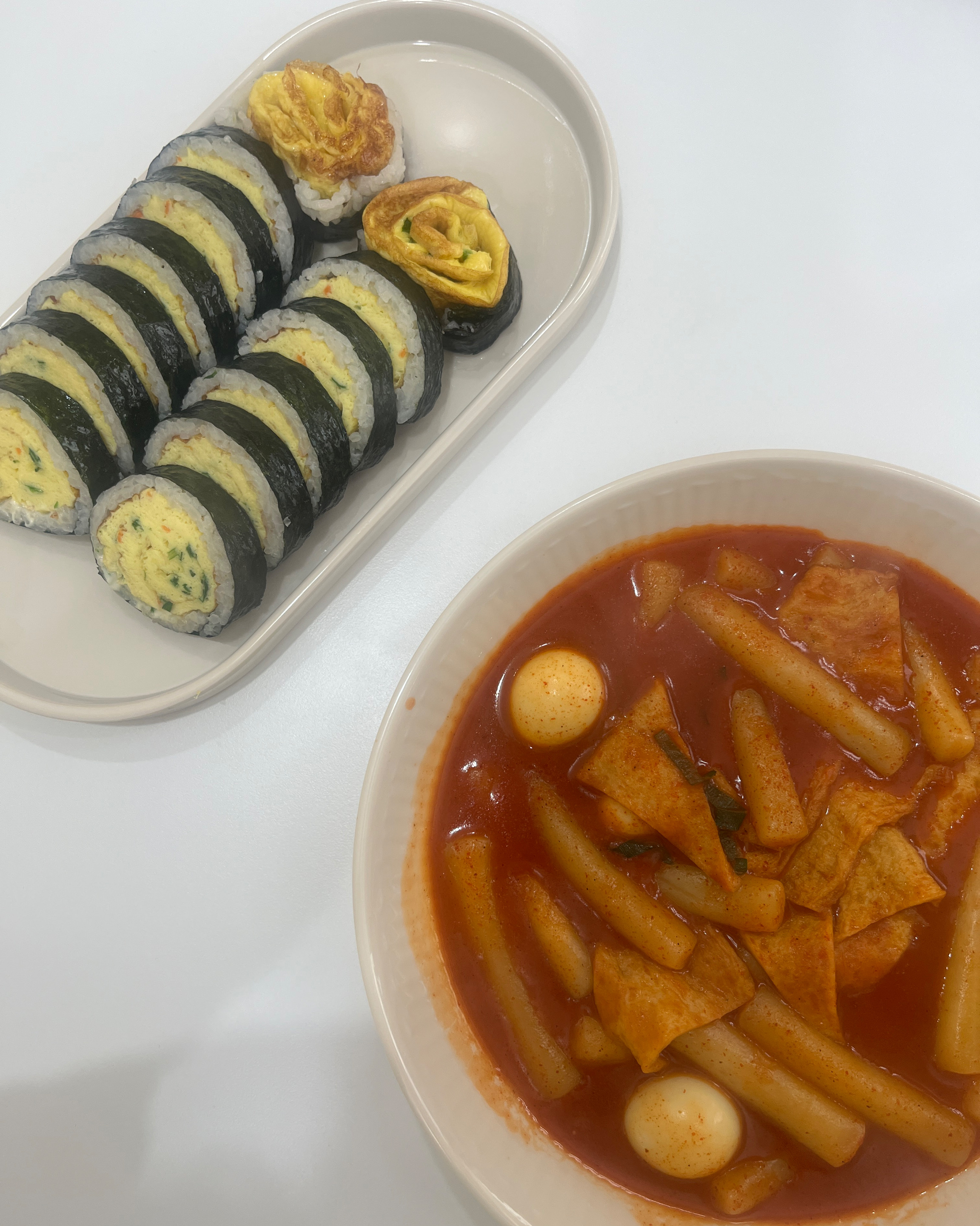 매장에서는 처음 먹는데.. 따뜻할 때 먹으니까 더 맛있구 예쁘게 나와서 더더 맛있어용 - 불당동 맛집 후하게김밥