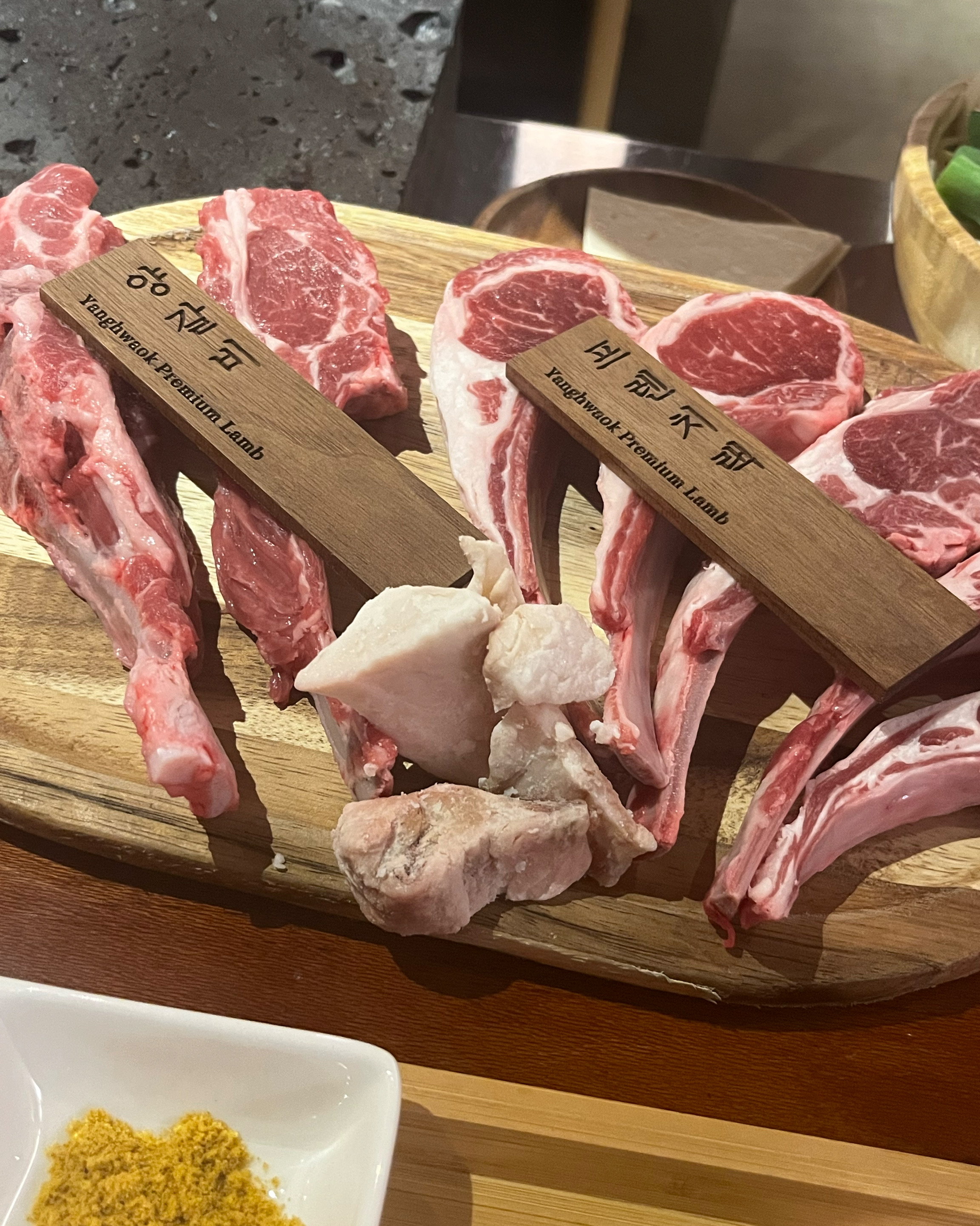 매장도 넓고 깨끗하고 고기도 냄새 안나고 맛있어요!!👍👍 직접 맛있게 구워주셔서 편하게 잘