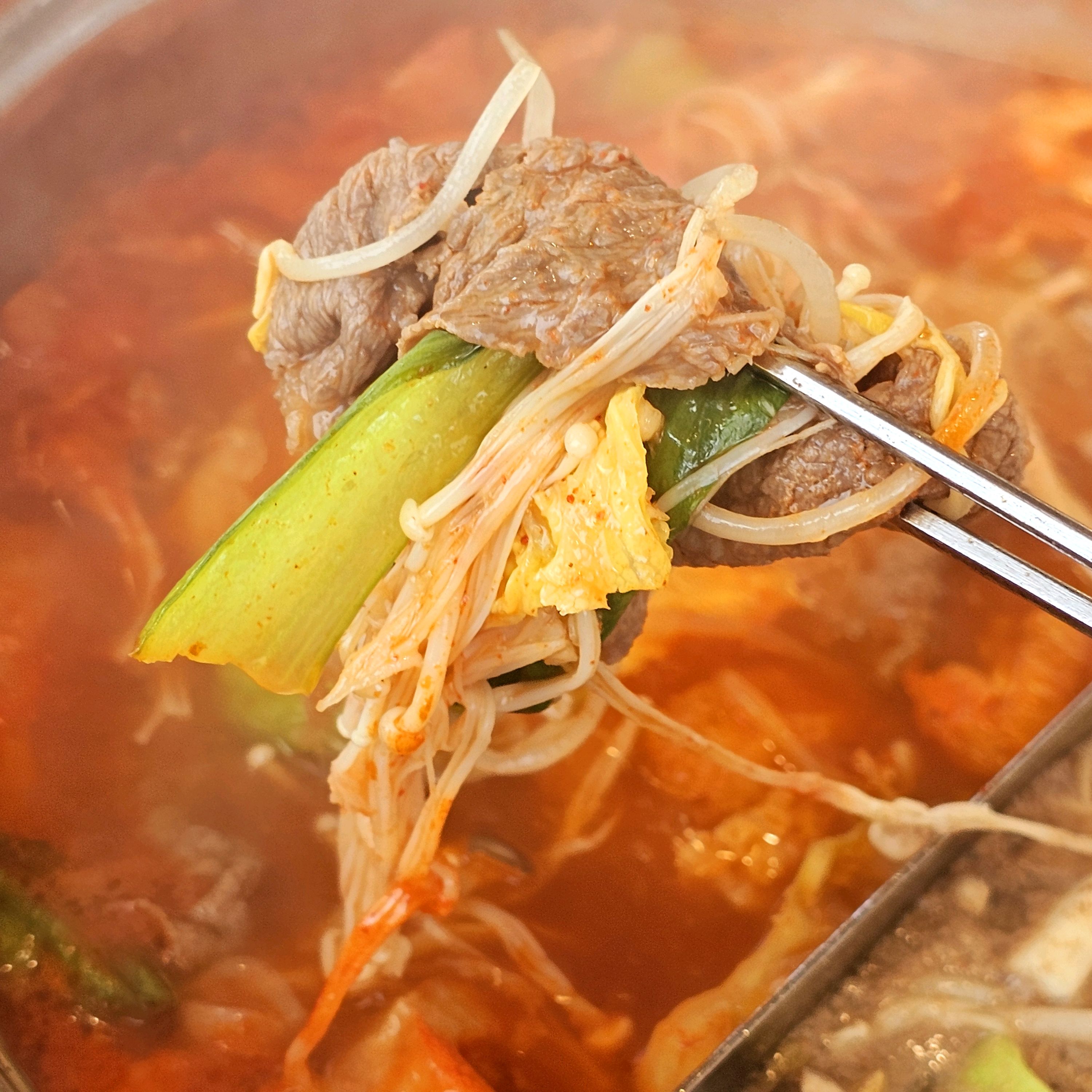 매장도 깔끔하고 샐러드바 종류도 다양하더라구요. 사람들이 치킨이 진짜 맛있다고해 기대하고