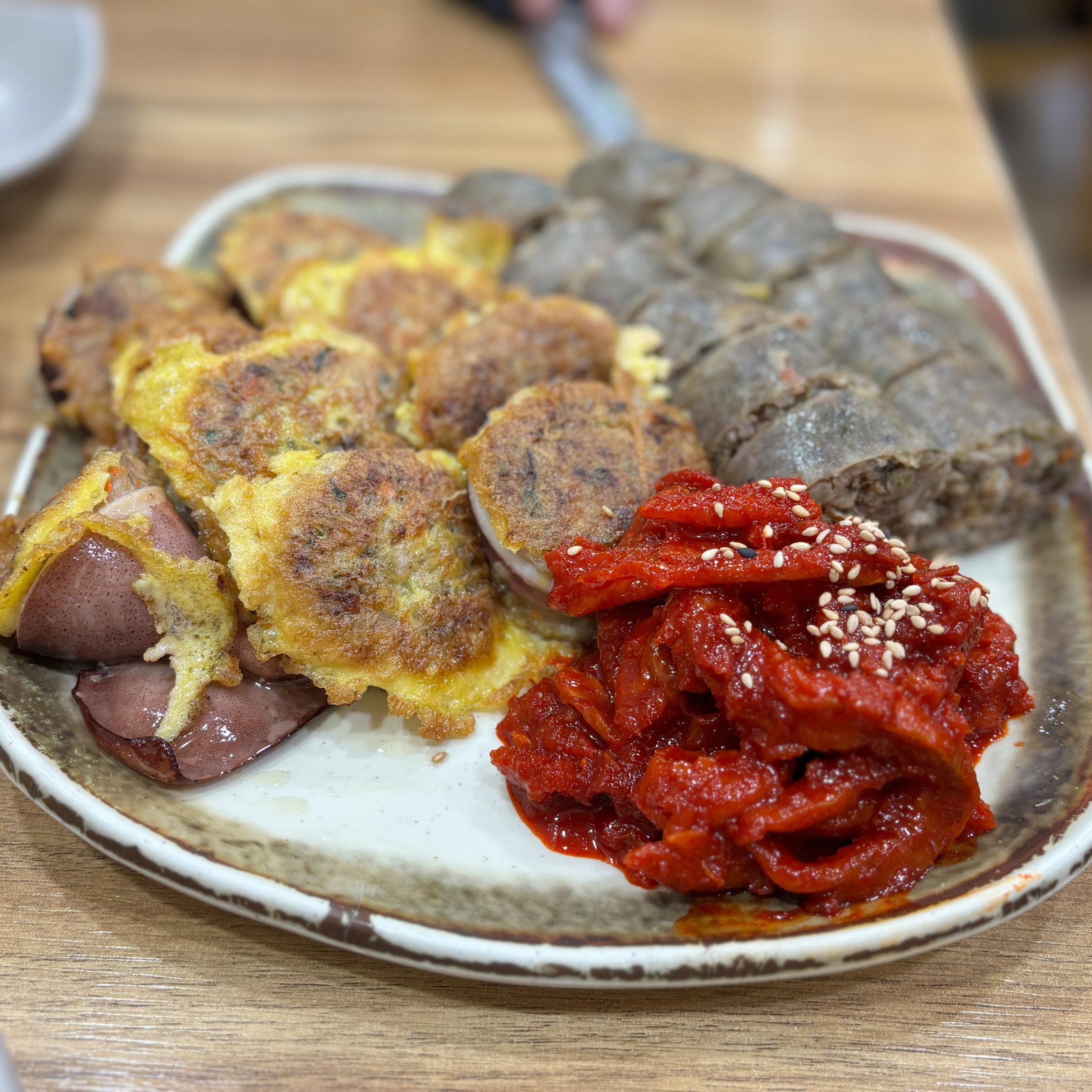 일단 들어가면 배 터질 각오하시고 편안한 옷을 입고가는걸 추천드려요! - 아바이마을 맛집 단천식당