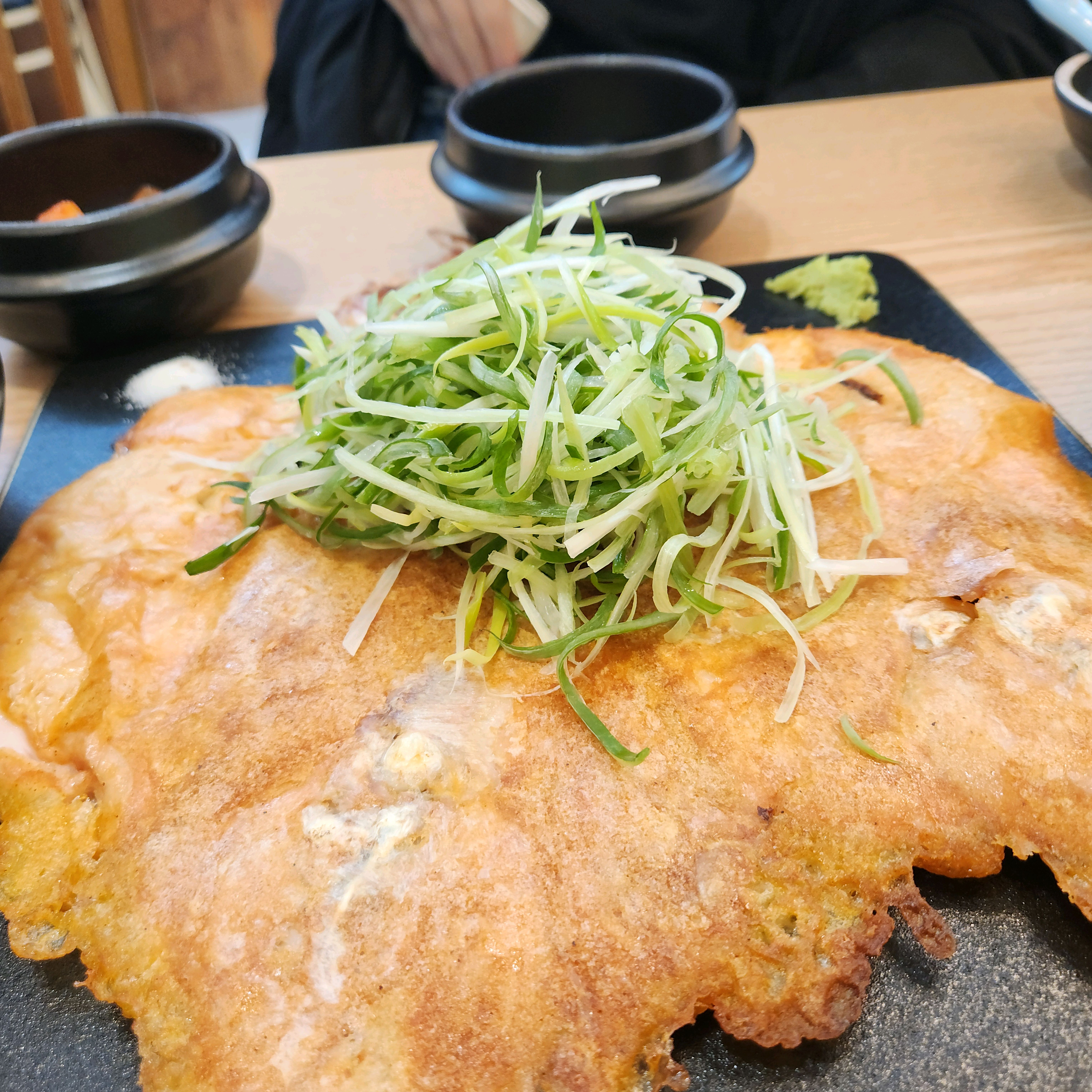 눌린 닭이라니 신기해서 와봤는데 이색적이고 맛있어요 눌러져서 누룽지처럼 고소하고 바삭해요