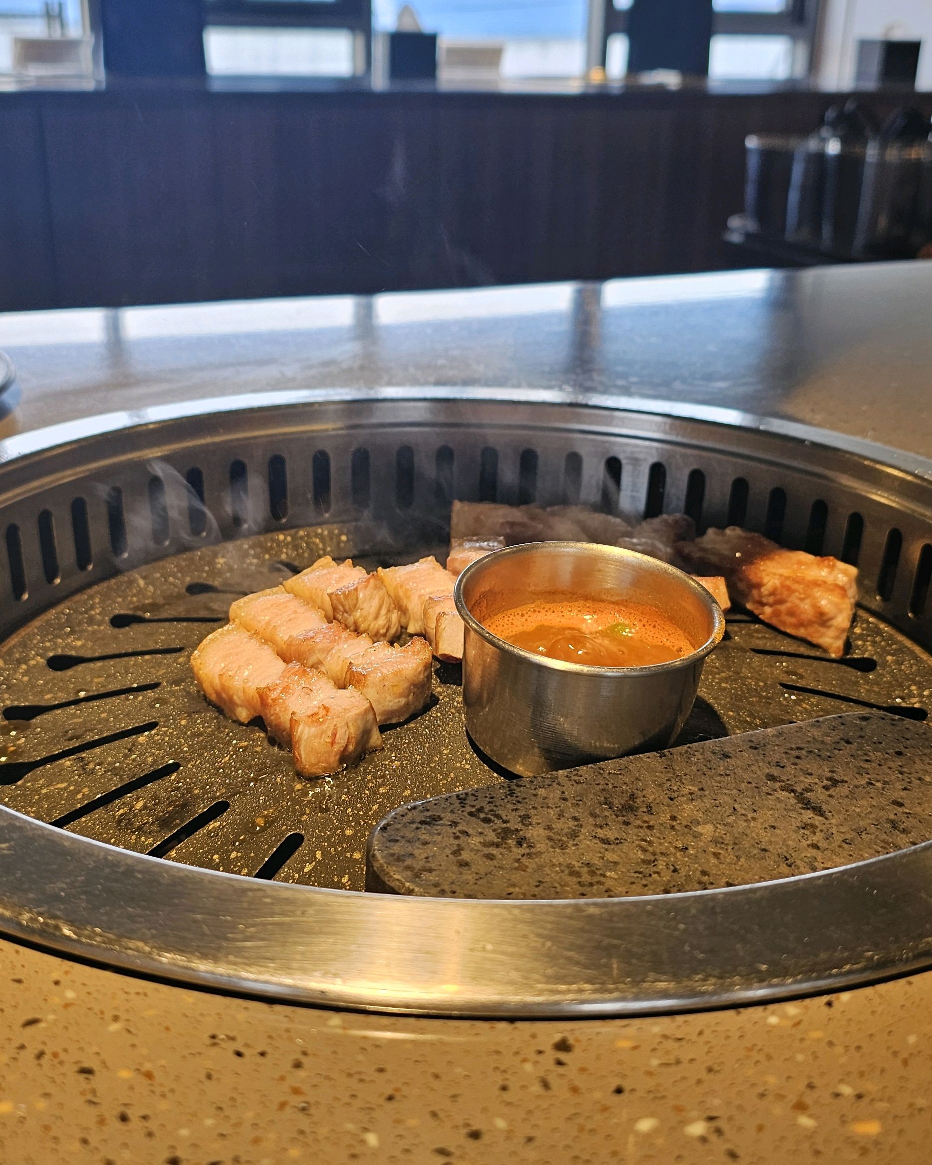 1인분씩 해주셔서 좋아요. 닷찌석처럼되어있어서 혼자가서 먹는데도 부담없고, 말 많이 안걸고