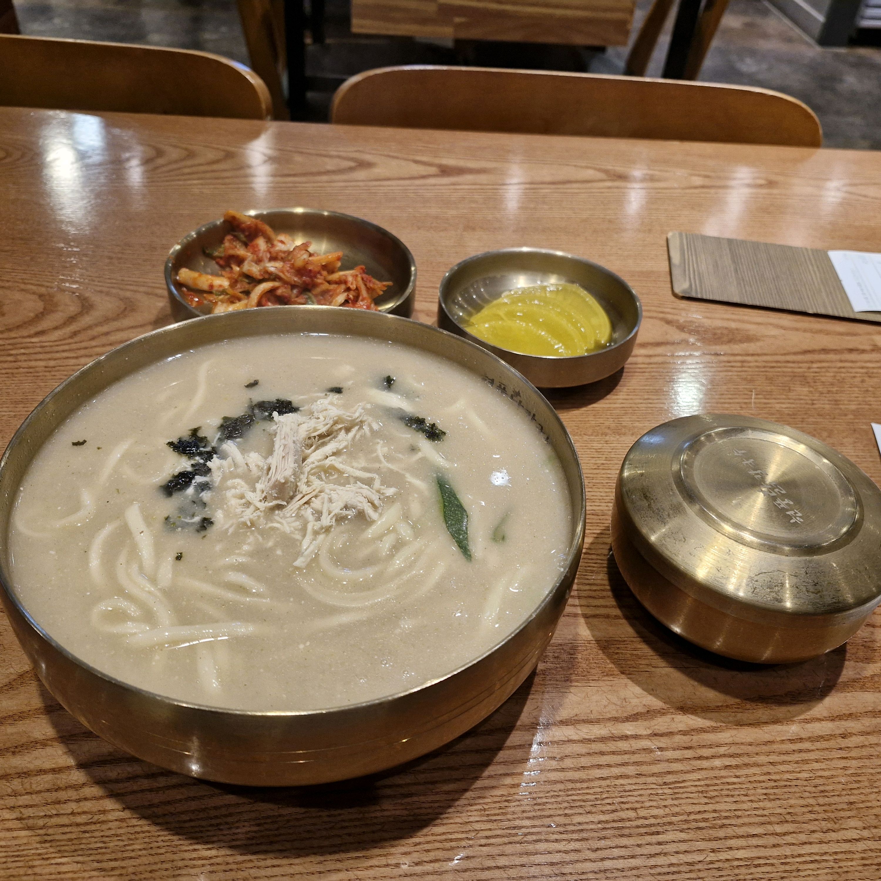 여기 두 번째 이용하는데 너무 맛있어요. 양도 많고 특히 김치가 맛있어요. 담엔 친구랑 같