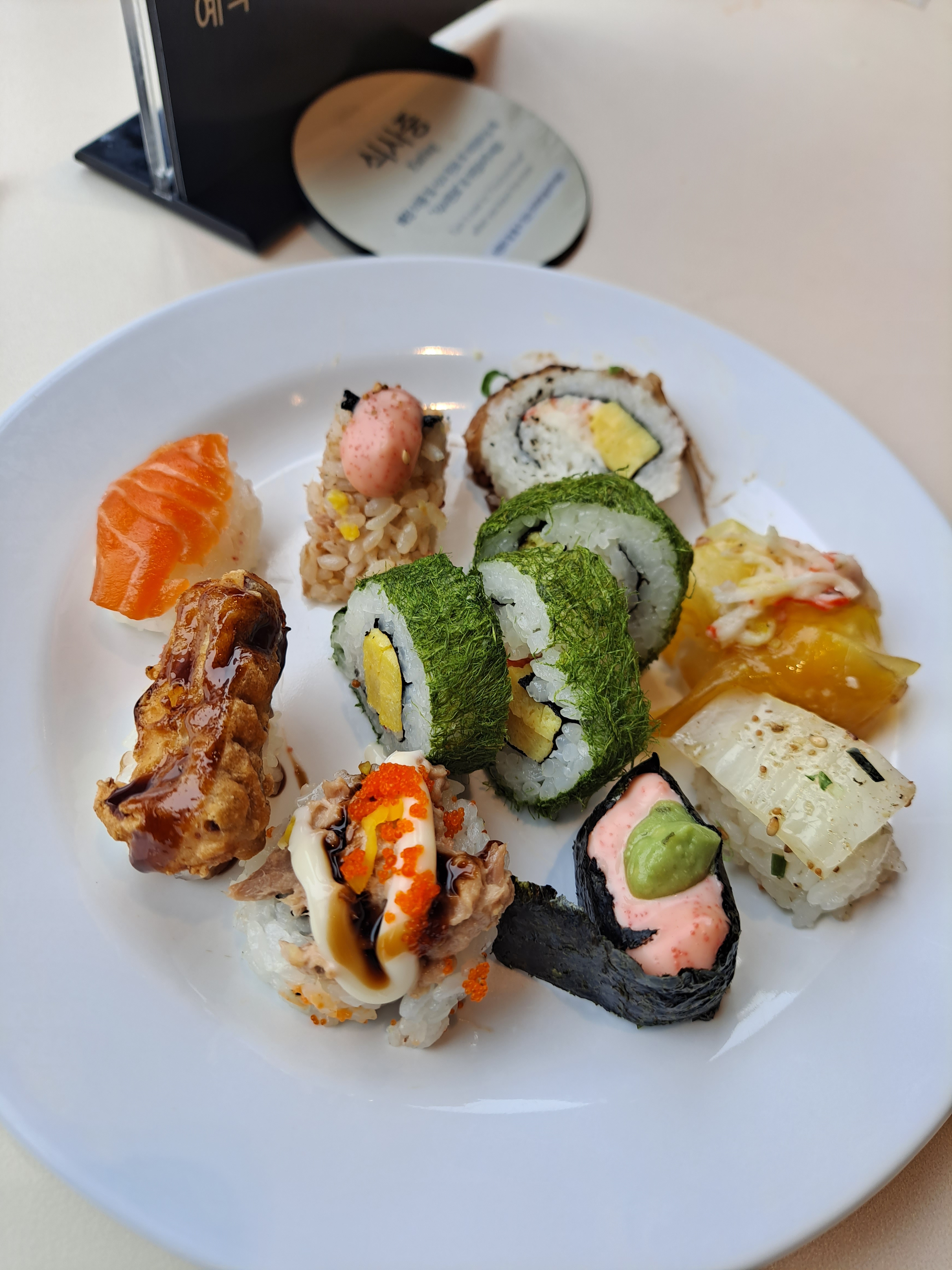 사진을 많이 찍을걸 아쉽네요 초밥 맛있고 티라미수케익 맛있고 다른곳보다 홍대점이 제일 맛있