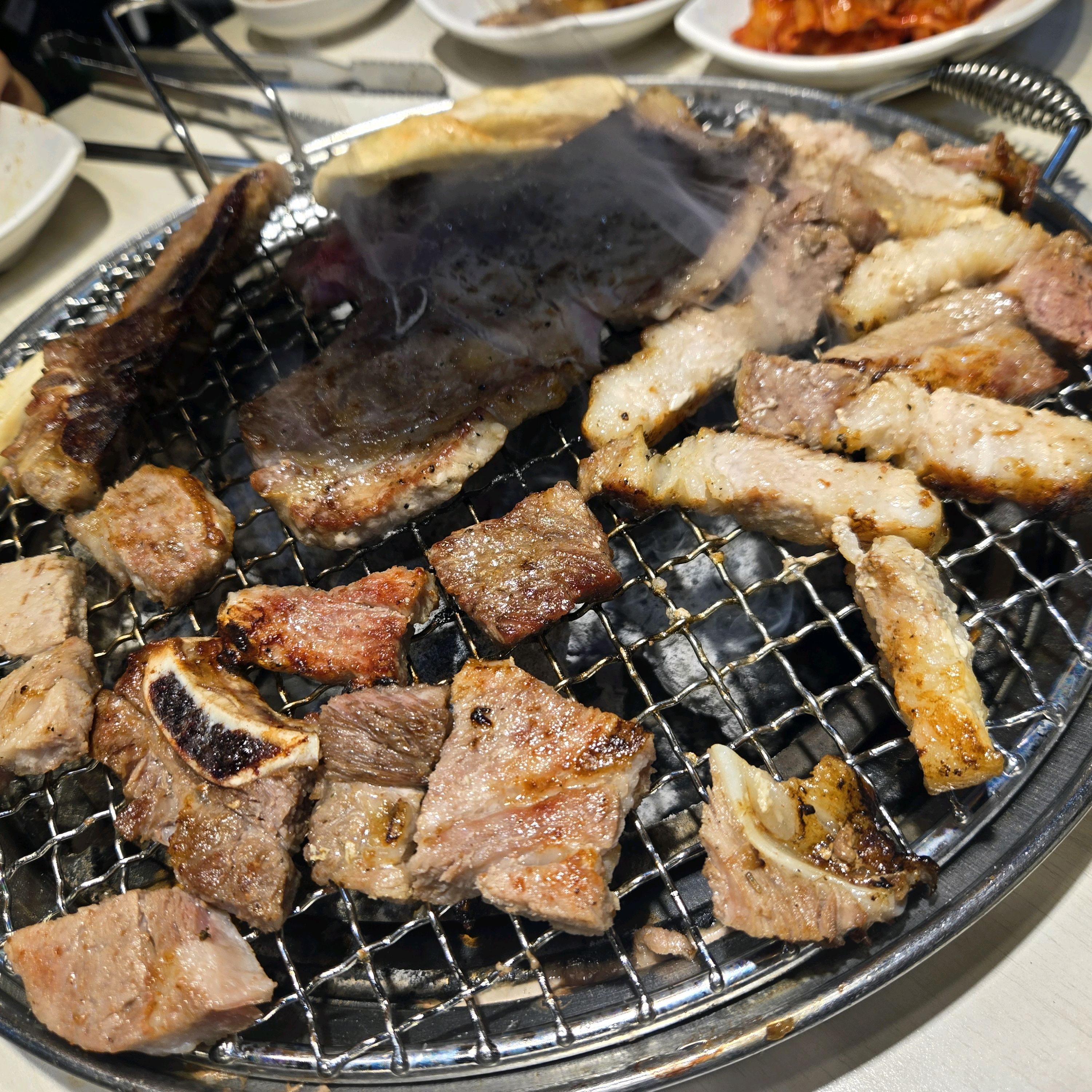 오랜만에 왔는데 맛있네요 셀프라 번거롭지만 가격대비 쵝오예요 - 부천 상동 맛집 명륜진사갈비 부천상동점