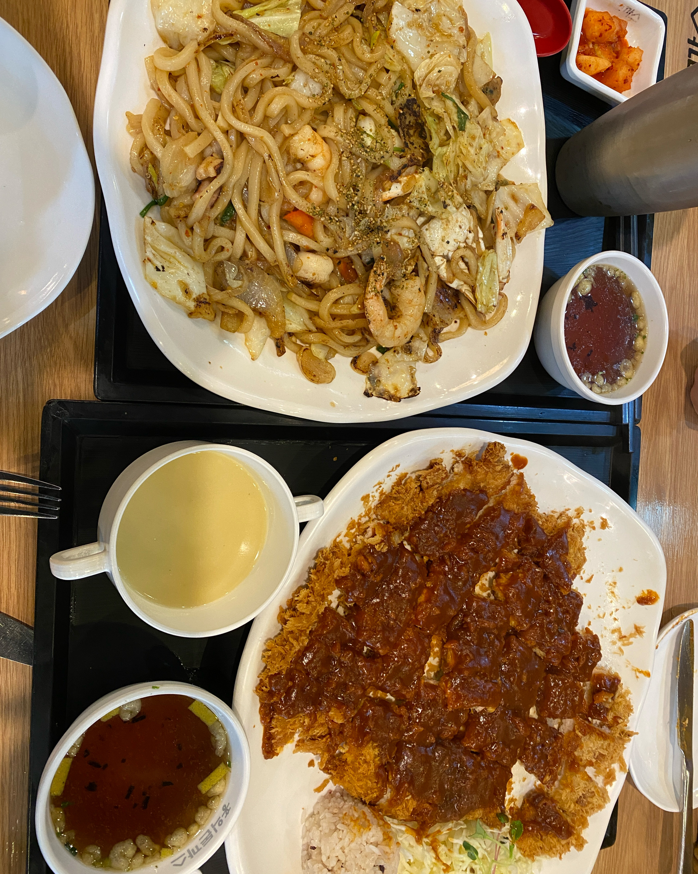 와우... 오랜만에 찾은 홍익돈까스. 추억의 맛. 그대로군요. 아니. 더 맛있어진 것 같기