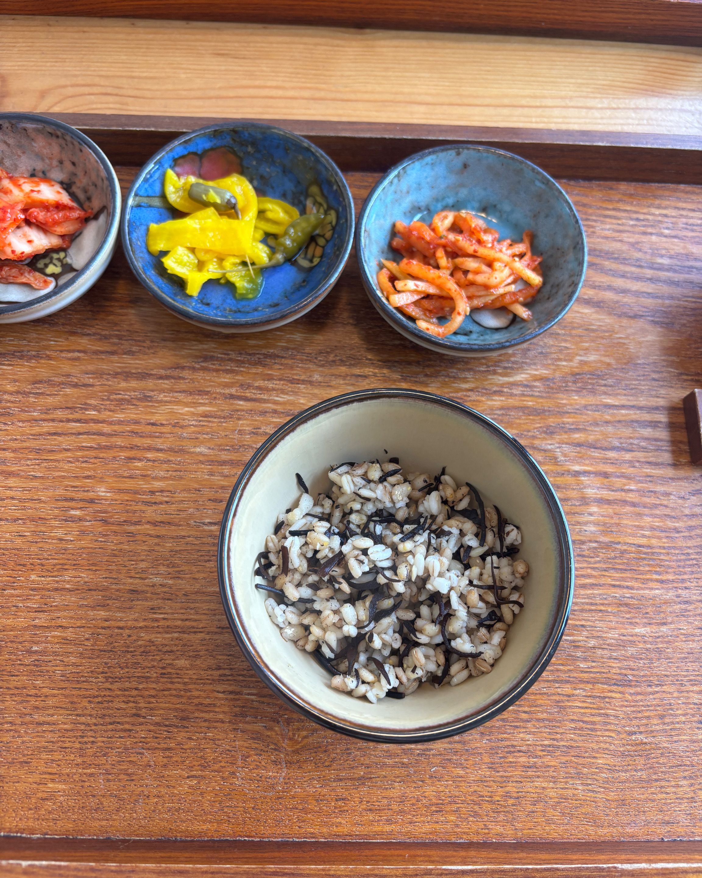 식전에 나오는 꽁보리밥에 흑돼지 비빔장을 넣고 비벼먹으니 입맛이 돋아올랐어요! 보말죽은 정