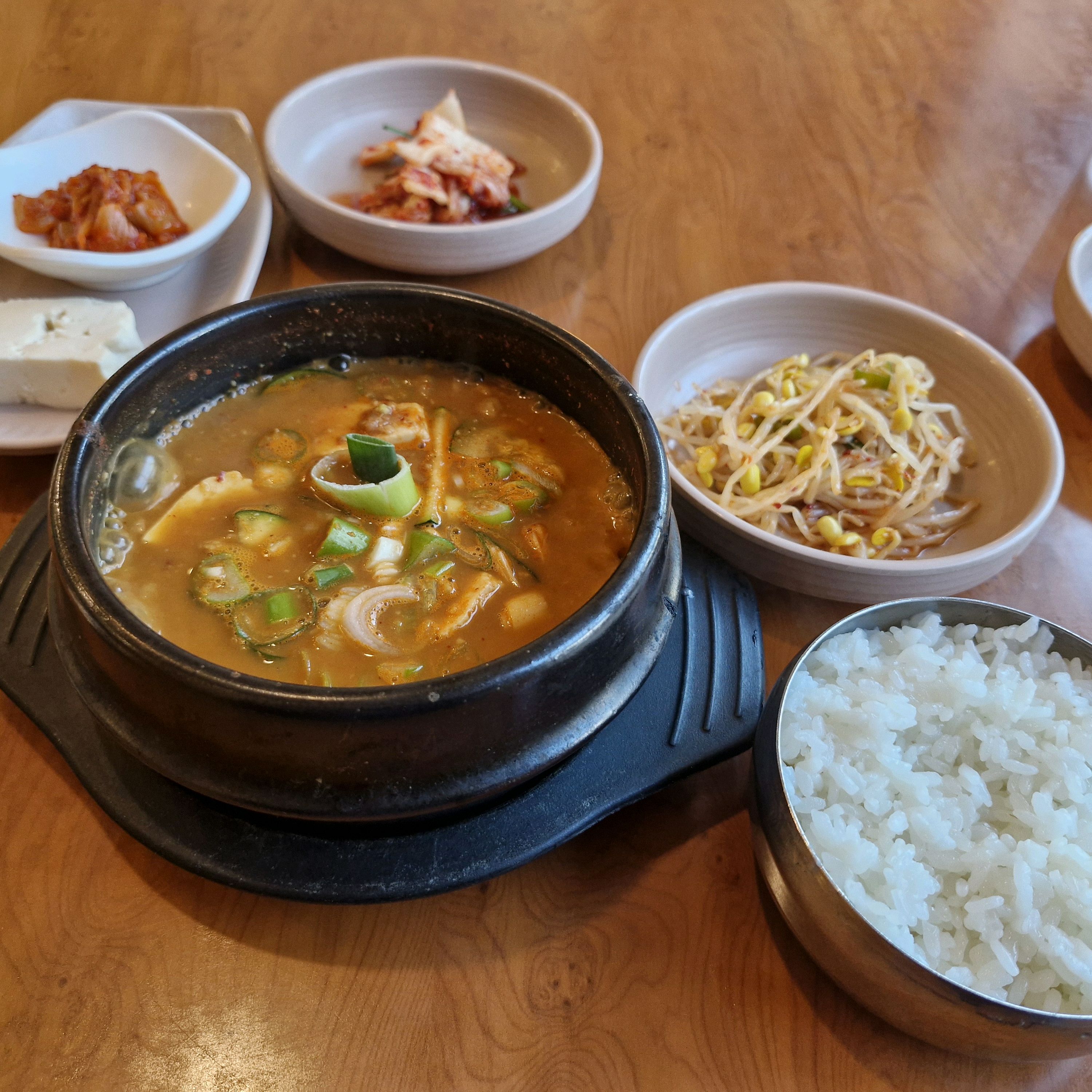 고흐전 보기 전 아침 식사하러 들린 곳 여기 온 대부분이 관람객이었다 미술관 근처에서 밥