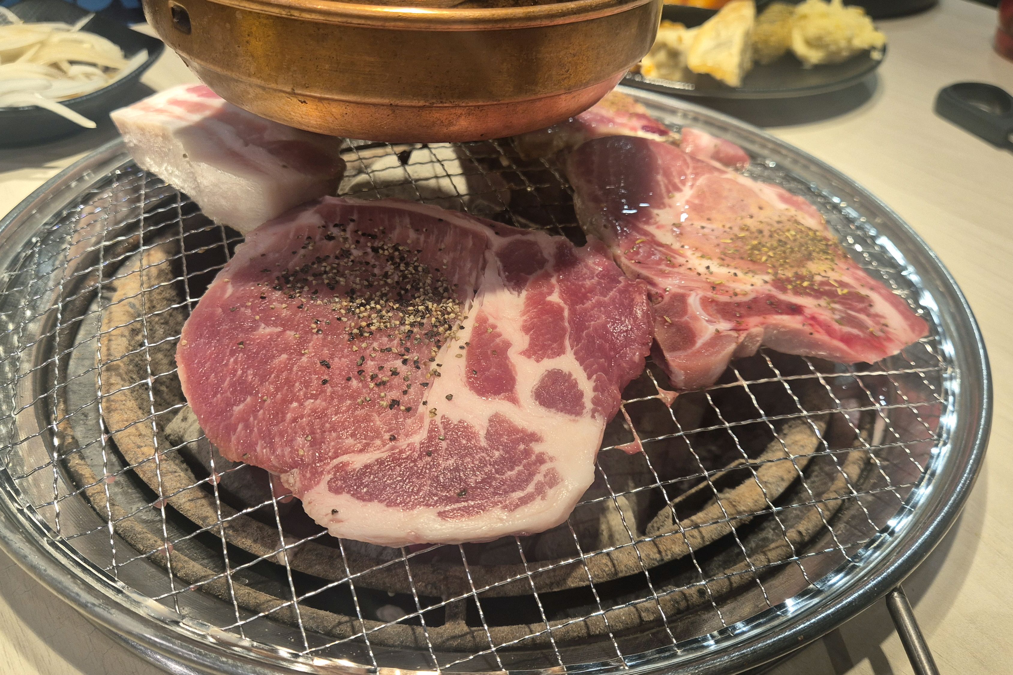 고기질이 너무 좋아요 잡내하나 없고 김치찌개도 훌륭해요. 직원분들도 다들 친절하시고 음식