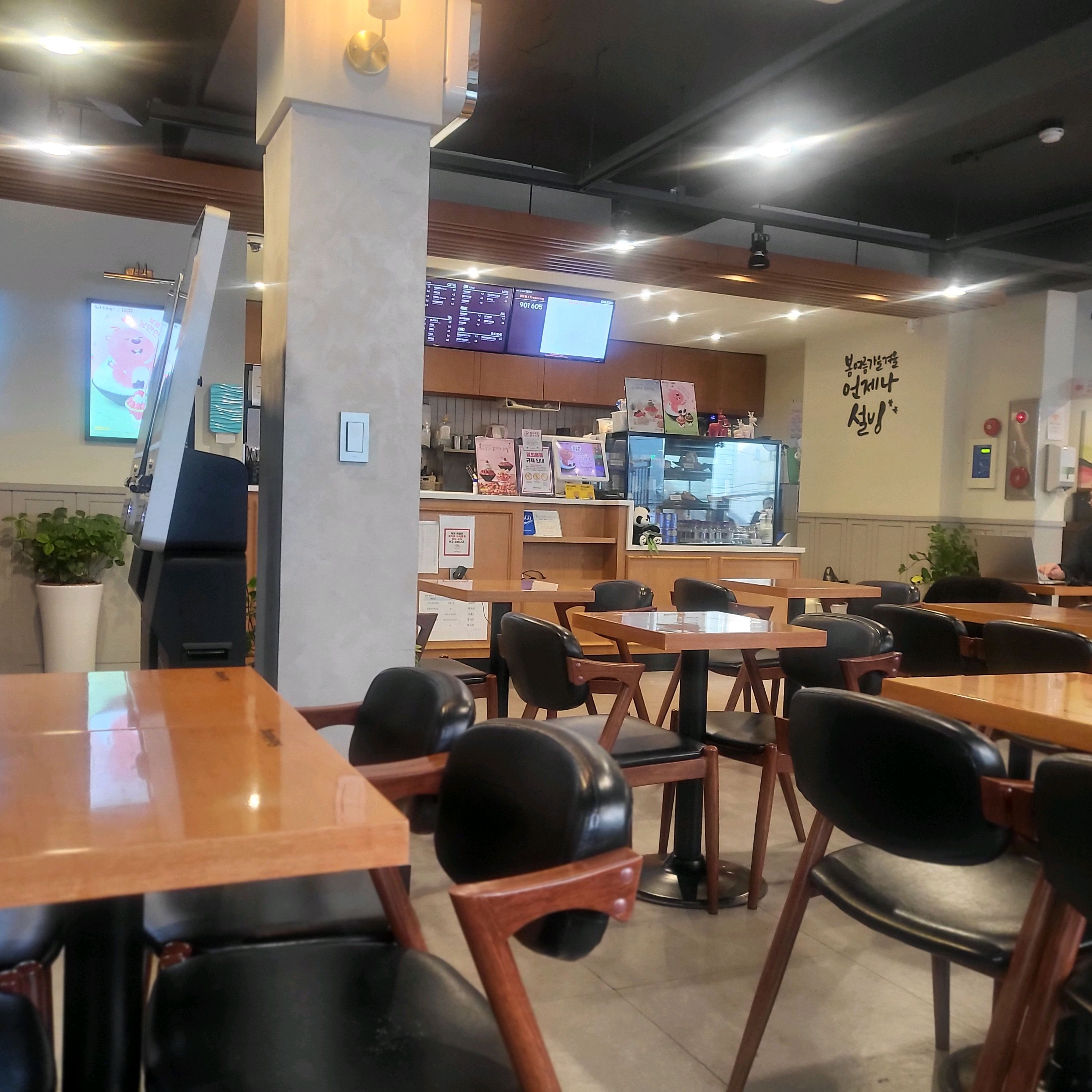 갑자기 설빙이 땡긴다~~~ 천호역에 가깝게 위치해 있어요 주차는 안되요~~~~저는 건너편