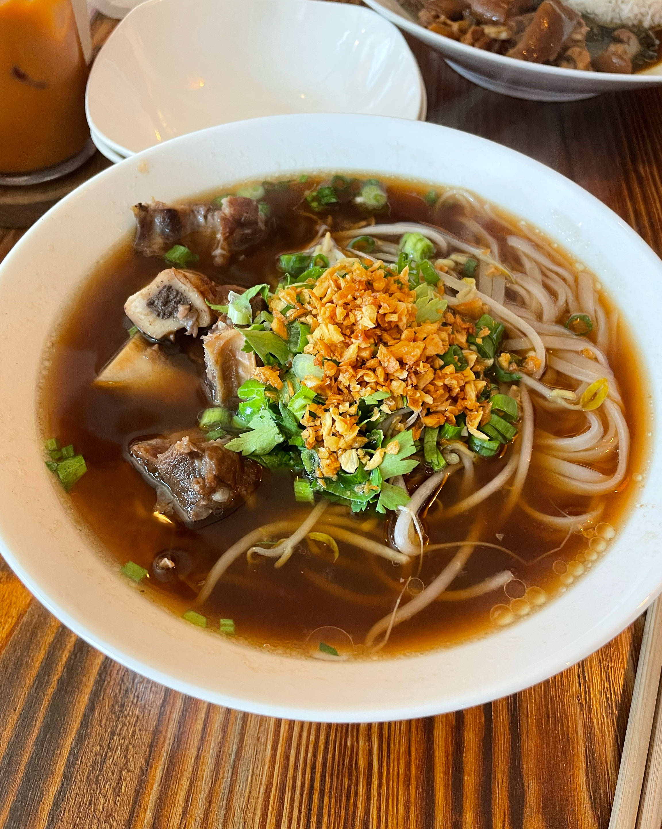항상 지나가기만 하다가 친구의 손에 이끌려 맛집으로 함께 왔는데 너무 맛있어요~ 기본 메뉴