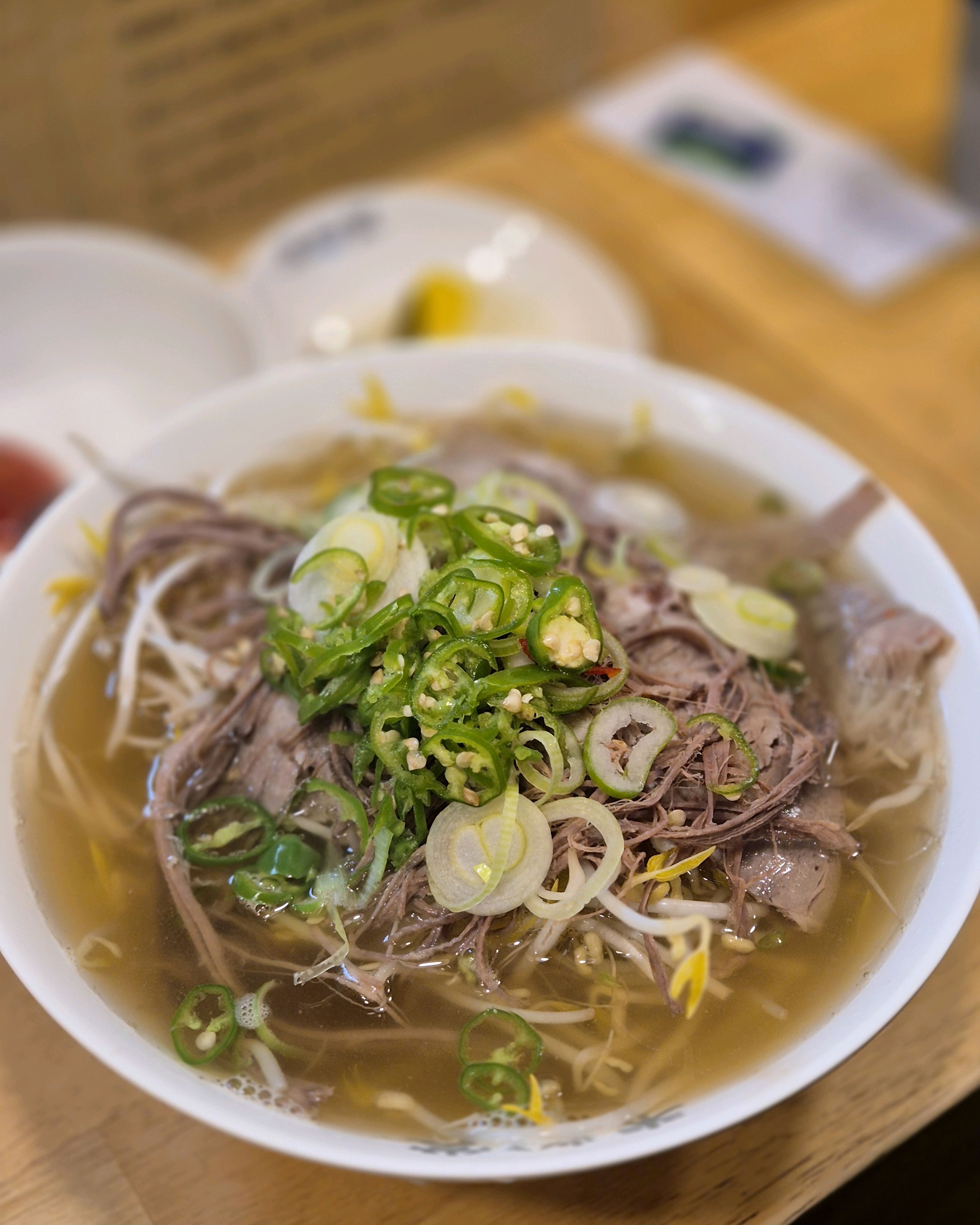 혼밥하기 좋은 조용한 쌀국수집 미분당! ㄱ자로 되어있고 가게가 크진 않아요. 뒤에 옷걸이가