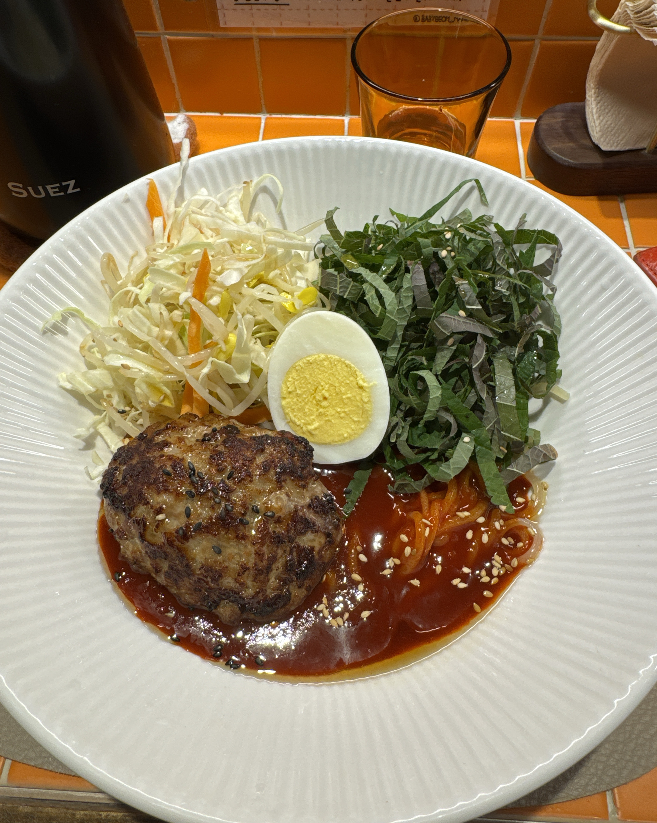 쫄면위에 떡갈비가 독특하다는 생각이 들었는데, 매운맛을 중화시켜줘서 좋았어요~ - 망원동 맛집 베이비범 망원