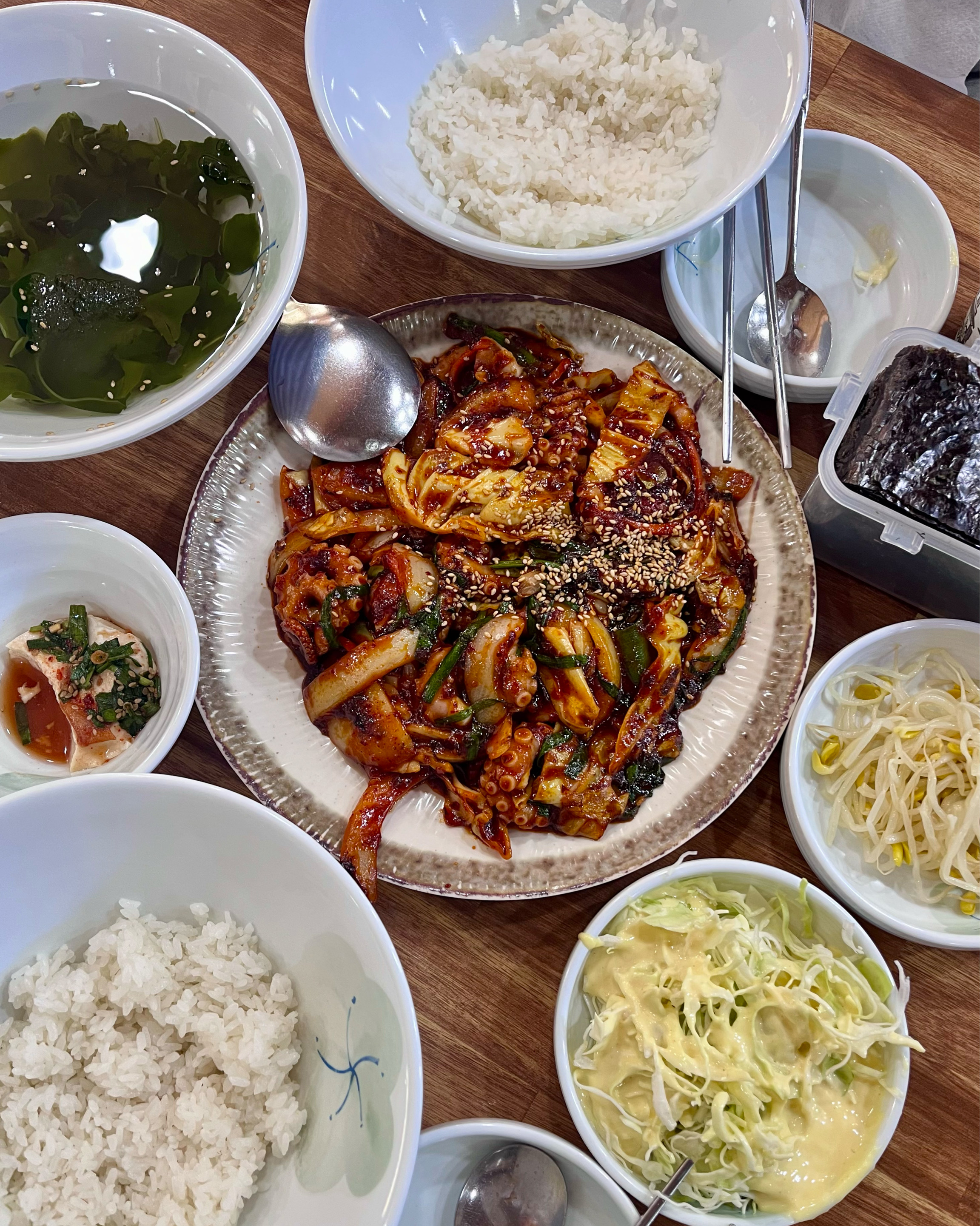 낙지볶음은 정말 여기가 최고에요!! 밑반찬 구성도 좋고 양도 많고 완전 맛있어요!!♥️ - 대전 맛집 착한낙지 홍도점