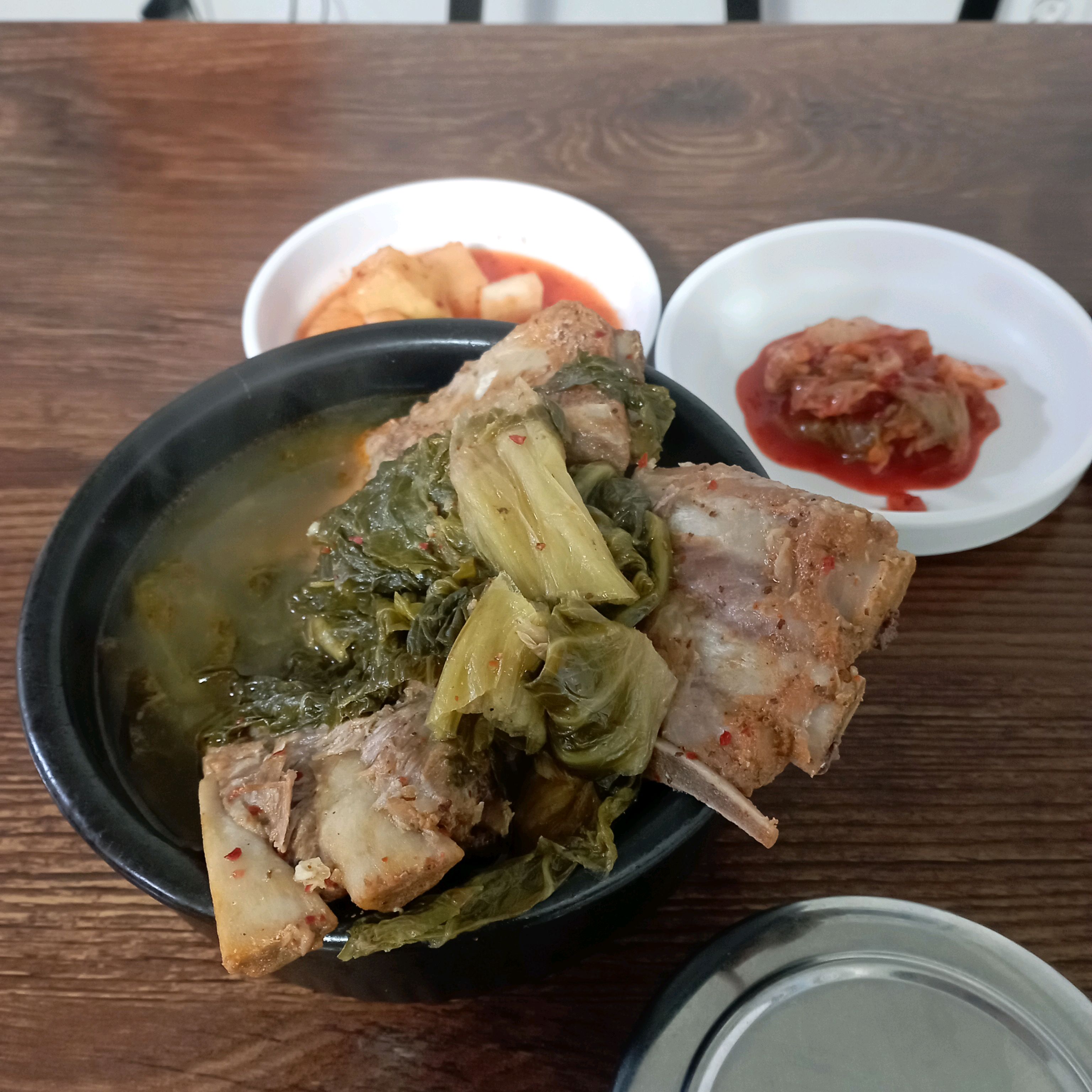 맛있어요 ㅎ국물 깔끔하고 ㅎ 공깃밥 1그릇은 양이 적어서 2그릇 먹어도 보통 기준 900