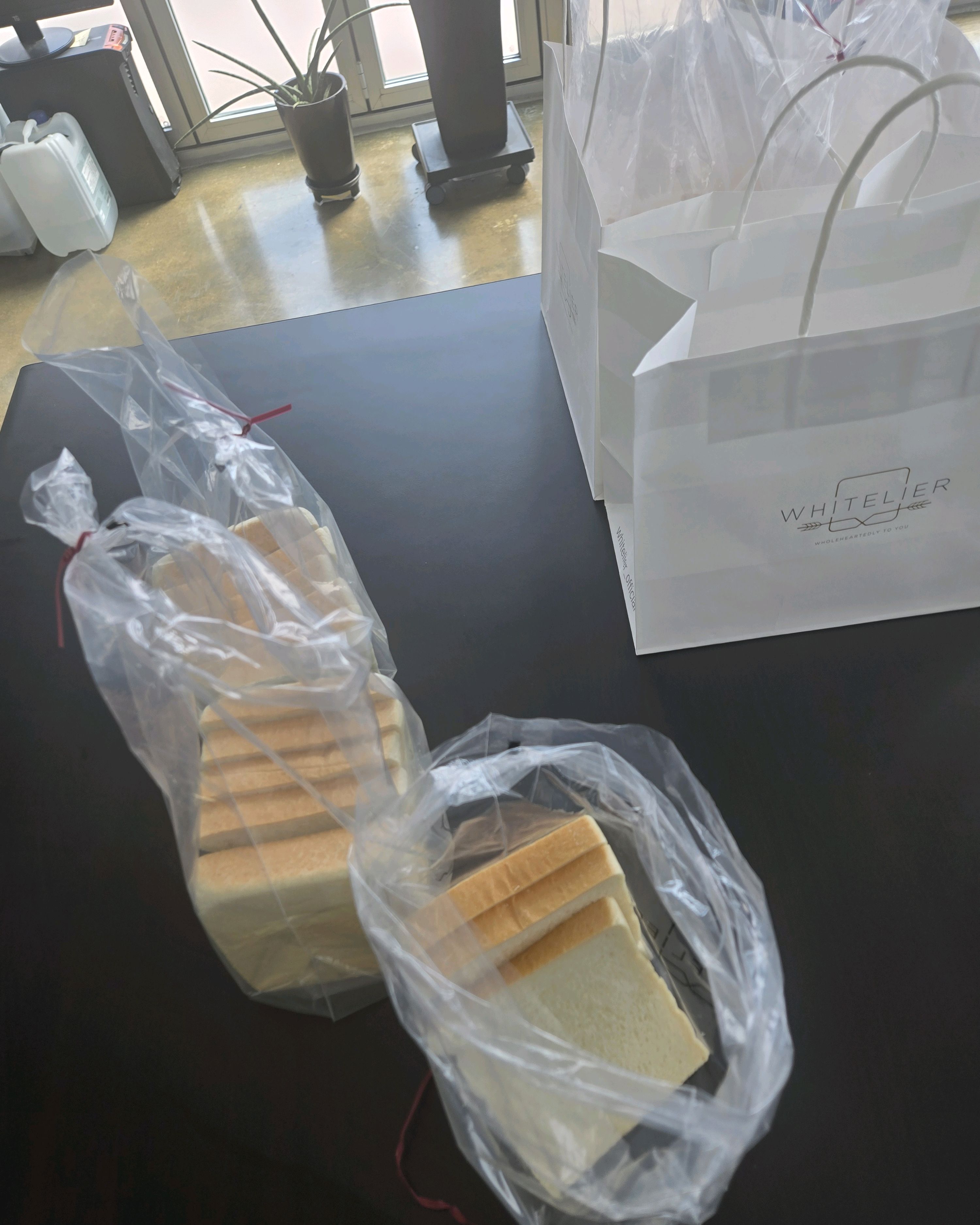 저번에 선물받아어 먹었을때는 버터향도 많이나고 맛있었는데 - 평택 맛집 화이트리에 평택점