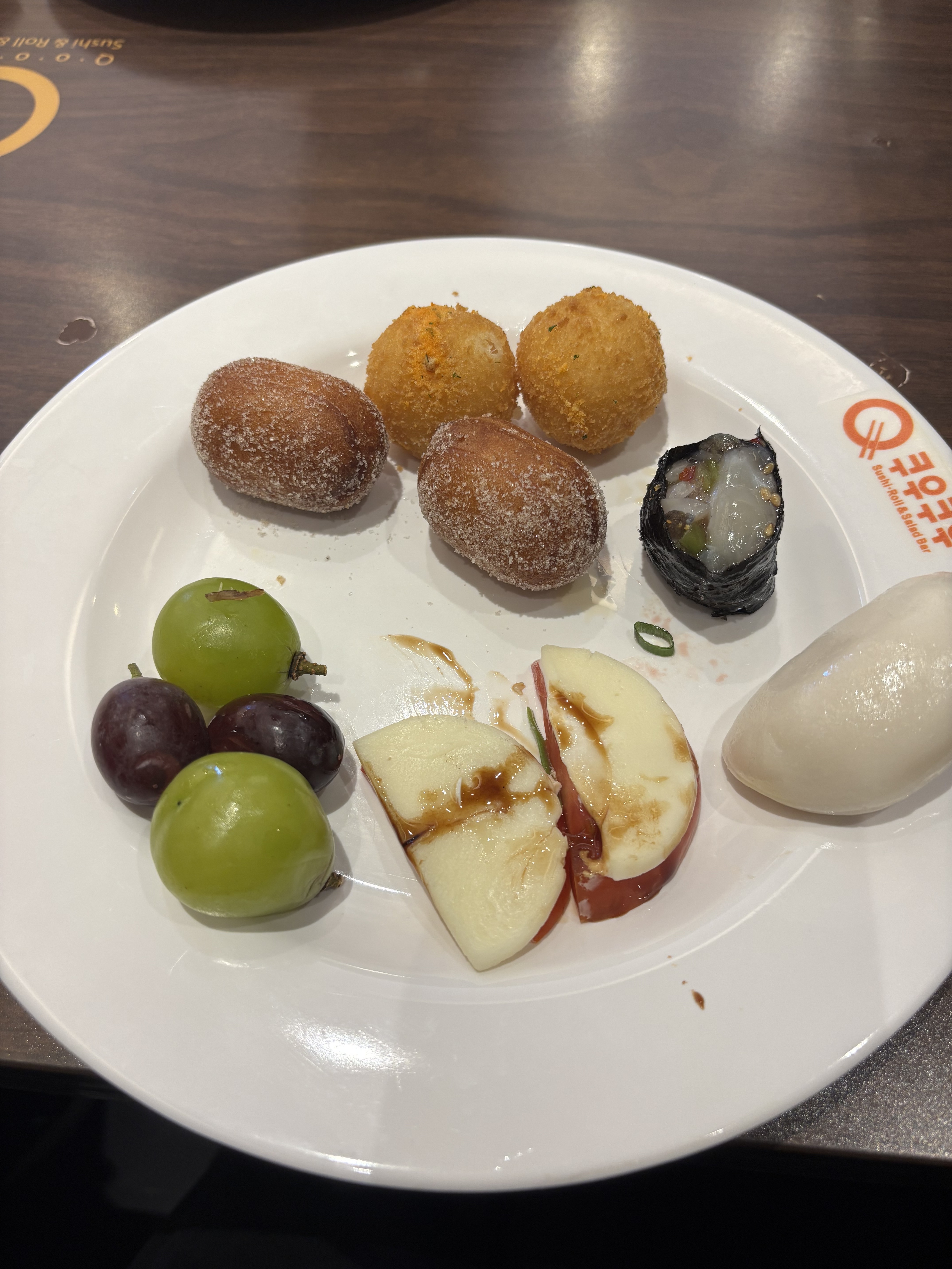 늦은 시간에 갔는데도 초밥이 엄청 촉촉하고 샐러드들도 싱싱했어용 😆😋🤤🤤.. 튀김도 따끈