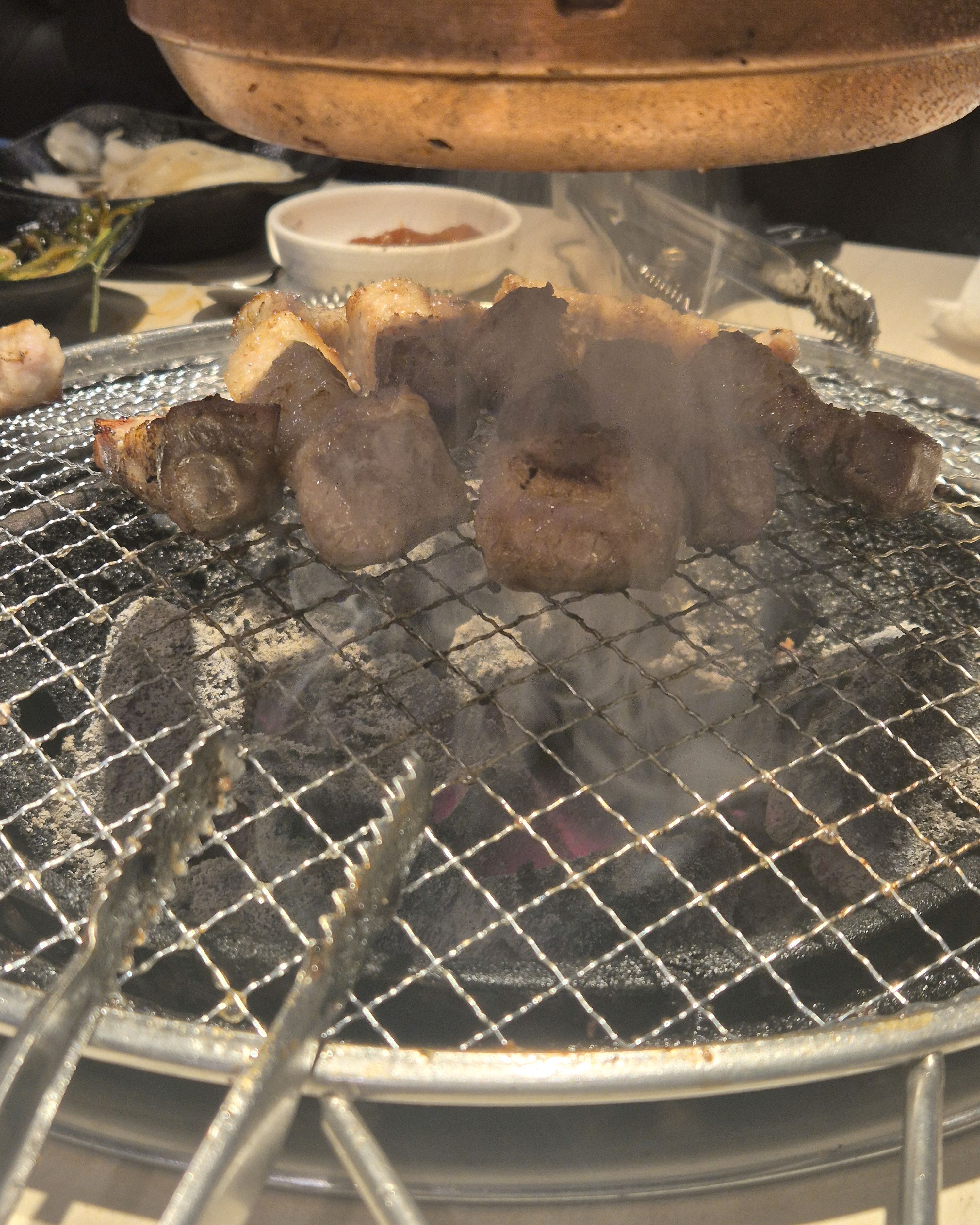 삼겹살, 목살, 닭갈비, 갈비 등등 종류가 많아서 여러가지 메뉴를 먹을 수 있어요 - 역삼 맛집 명륜진사갈비 강남역삼점