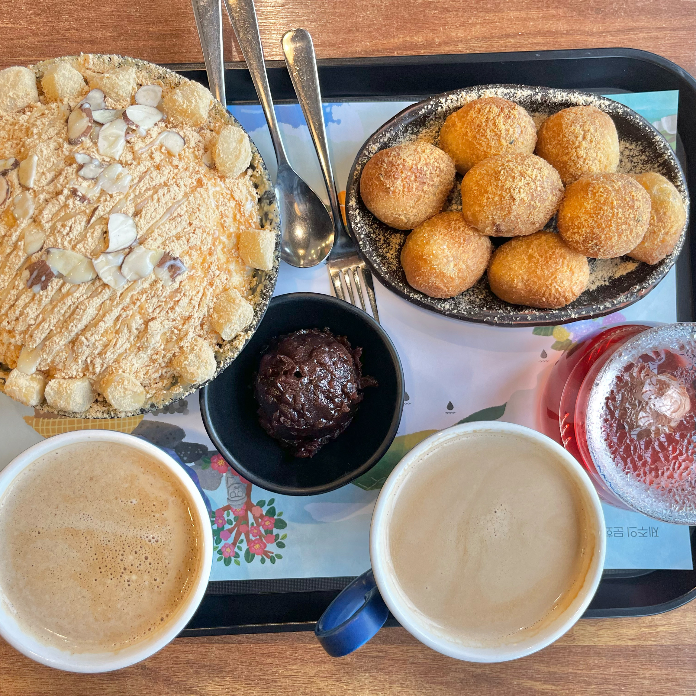 부모님이랑 제주도 방문했다가 들렀어요! 비바람이 몰아쳐서 넘 추웠는데 빙수는 참을 수 없