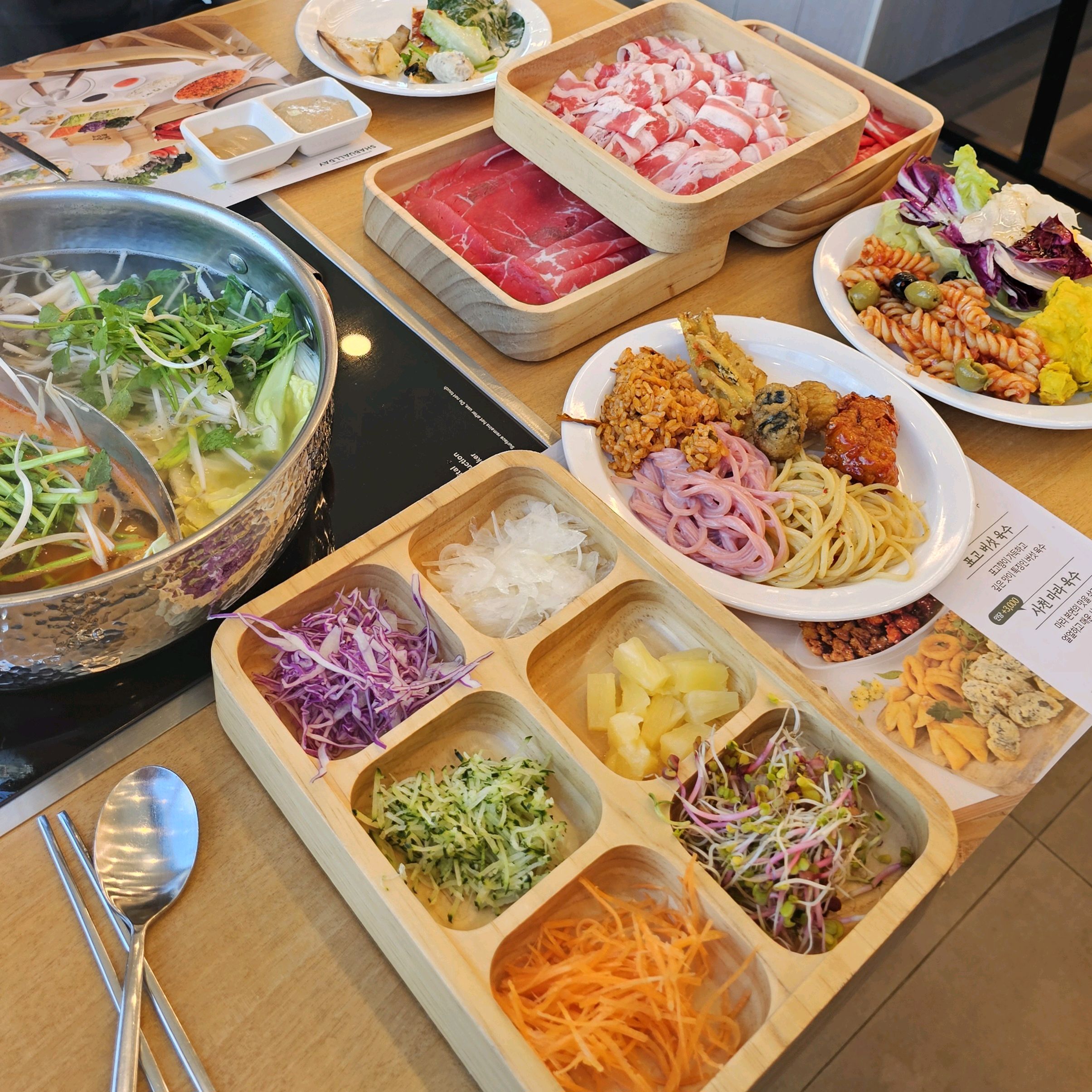 음식들이 다 맛있어서 만족스러운 뷔페에요~!! 핑크블라썸 이벤트 중이라 핑크 초코 분수랑