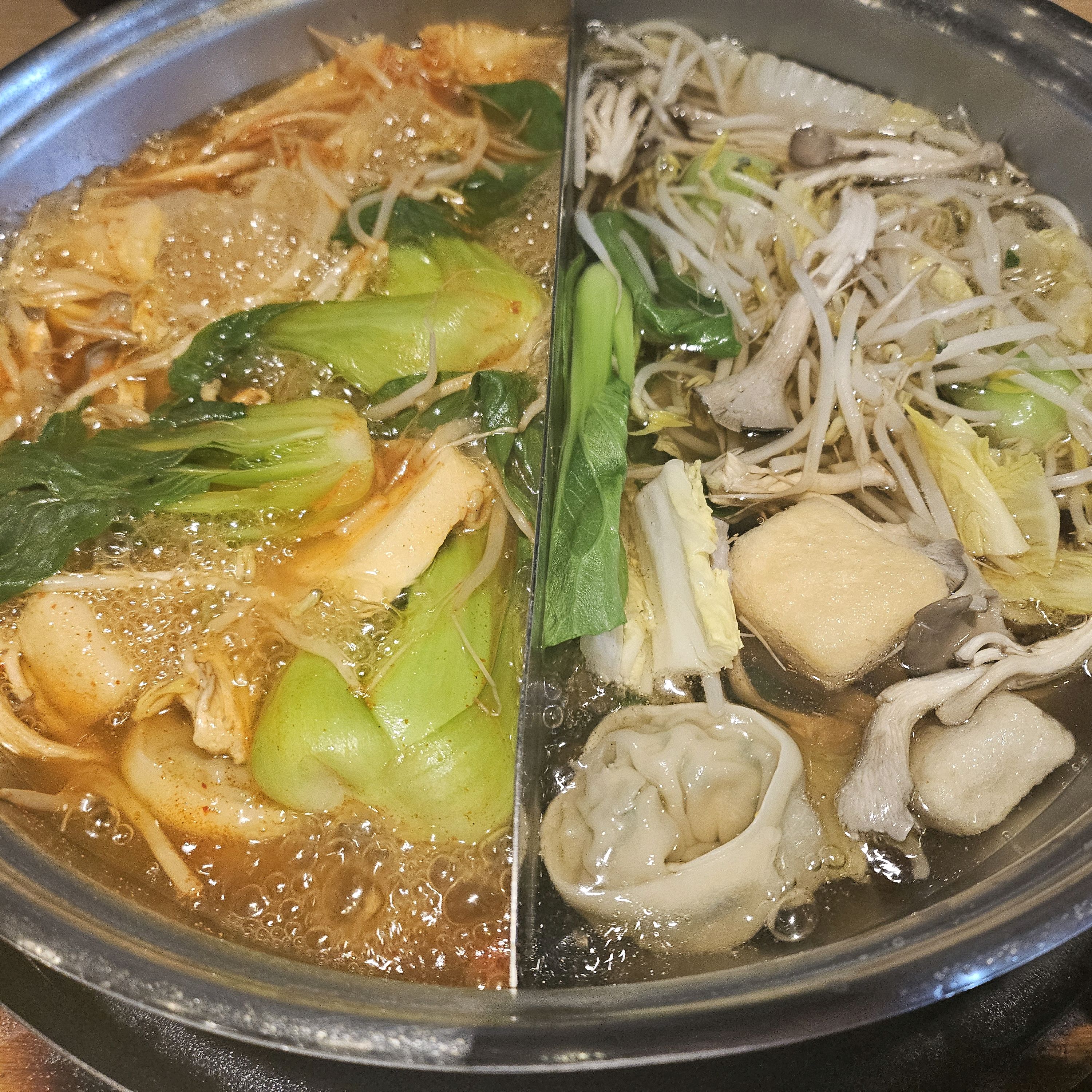 반반선택해서 먹을수있어 좋아요~역시 맛은 굿~♡근데 점심땐 대기자가 많아 독촉하기도해서 그