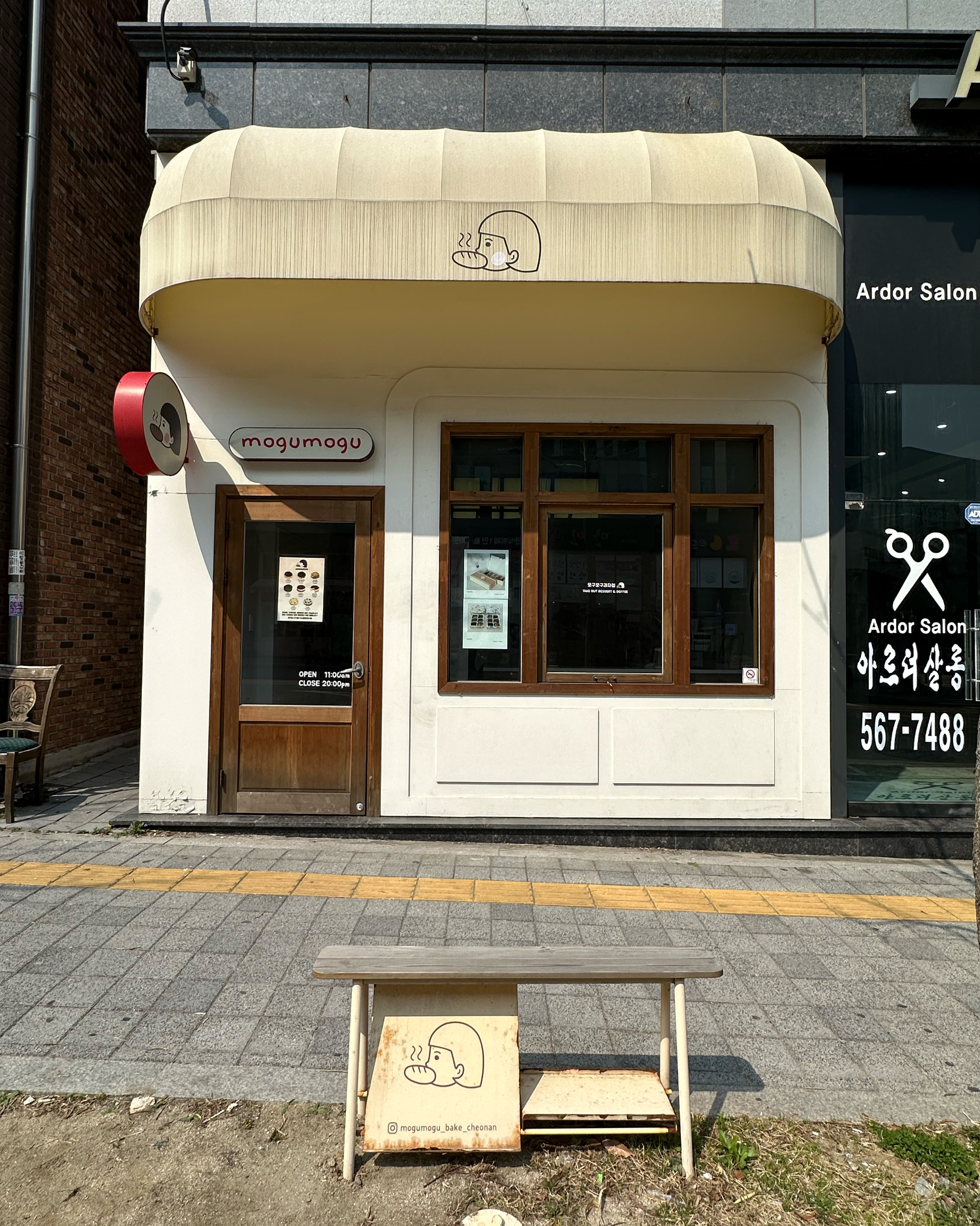 평소에 자주 방문하는 맛집이예요:) 쿠키, 브라우니, 휘낭시에 전부 촉촉하고 특히 치즈케이