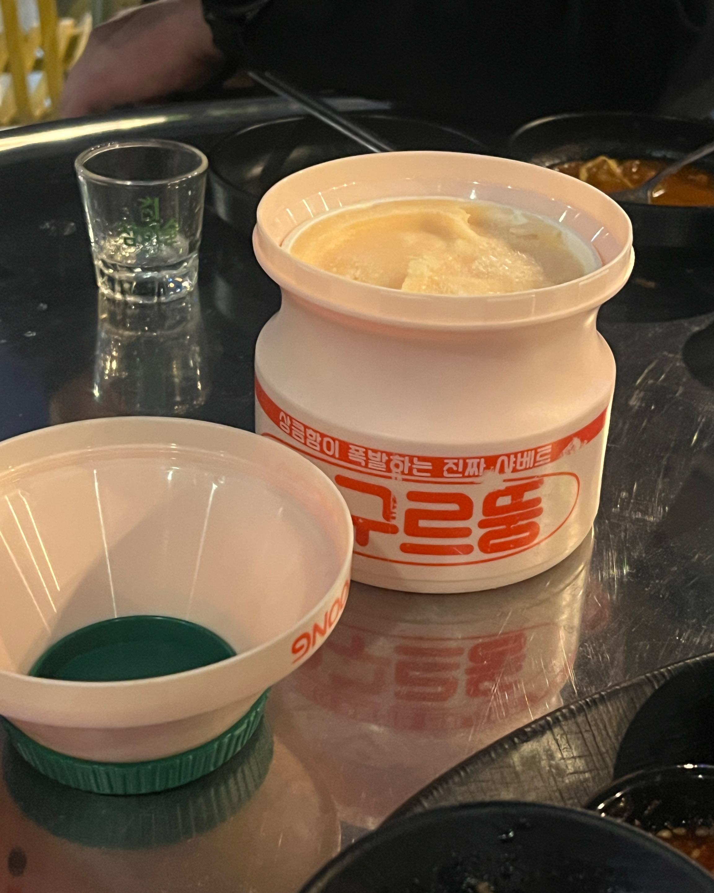 오랜만에 친구들이랑 술 마시러 왔는데,, 잠재워있던 20대 초반을 일깨우는 것 같아요,,