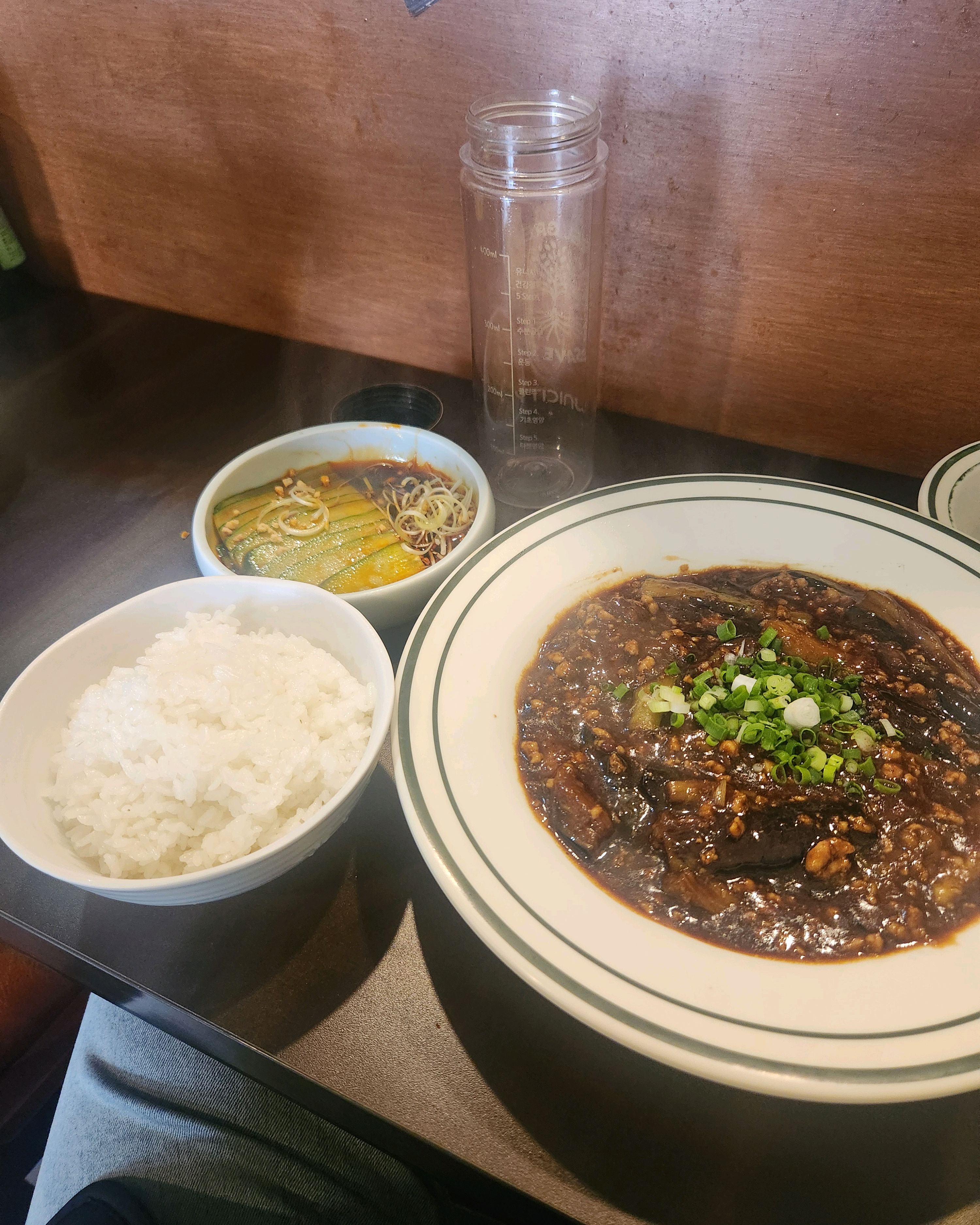 하가우 나오기 전에 찍어서 만두그릇은 없습니다. - 제주 맛집 잉가이