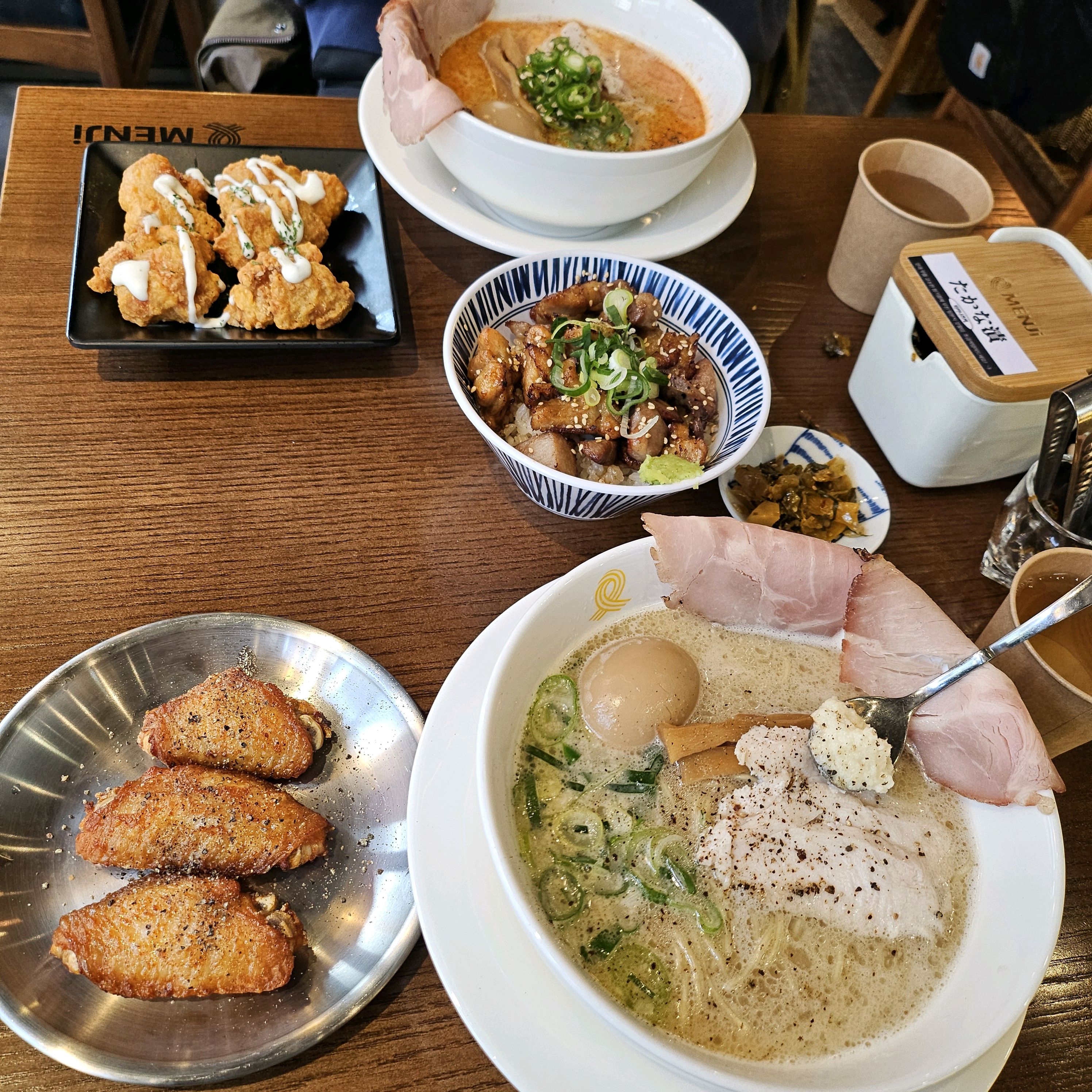 항상 오며 가며 보던 가게인데 막상 와보니 내부 인테리어도 독특하고 메뉴도 너무 맛있고 좋