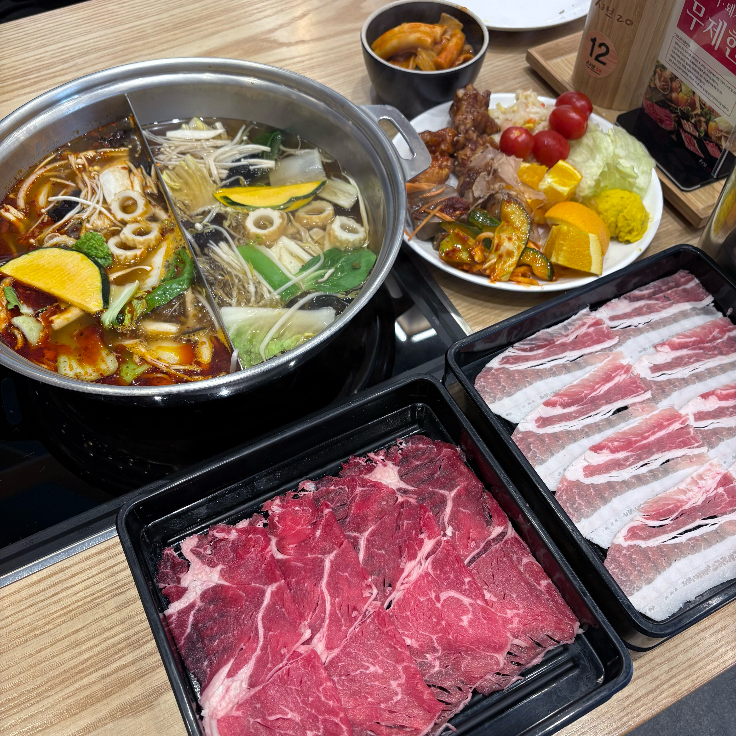 싱싱한 야채와 고기를 배터질때까지 즐길수있어 너무 좋았어요! ☺️ 매장이 너무 깔끔하고 빈