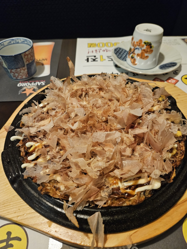 룸이 있어서 조용히 이야기 나누기 좋았고 오꼬노미야키가 너무 맛있었어요 사케 종류도 다양해