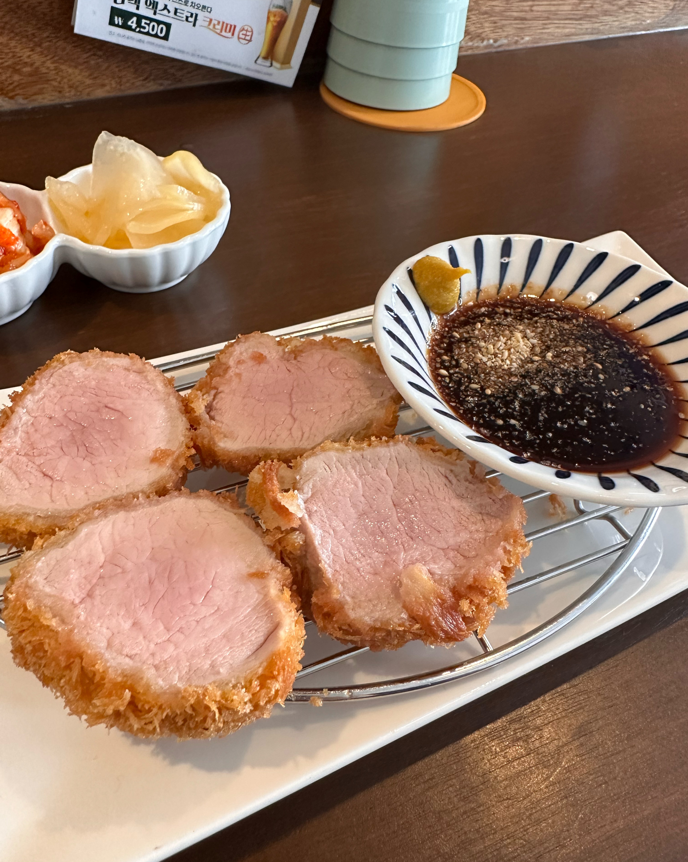 지인 추천으로 찾아갔는데 라멘도 돈까쓰도 너무 맛있게 잘 먹었습니다 돈코츠라멘은 국물히 진