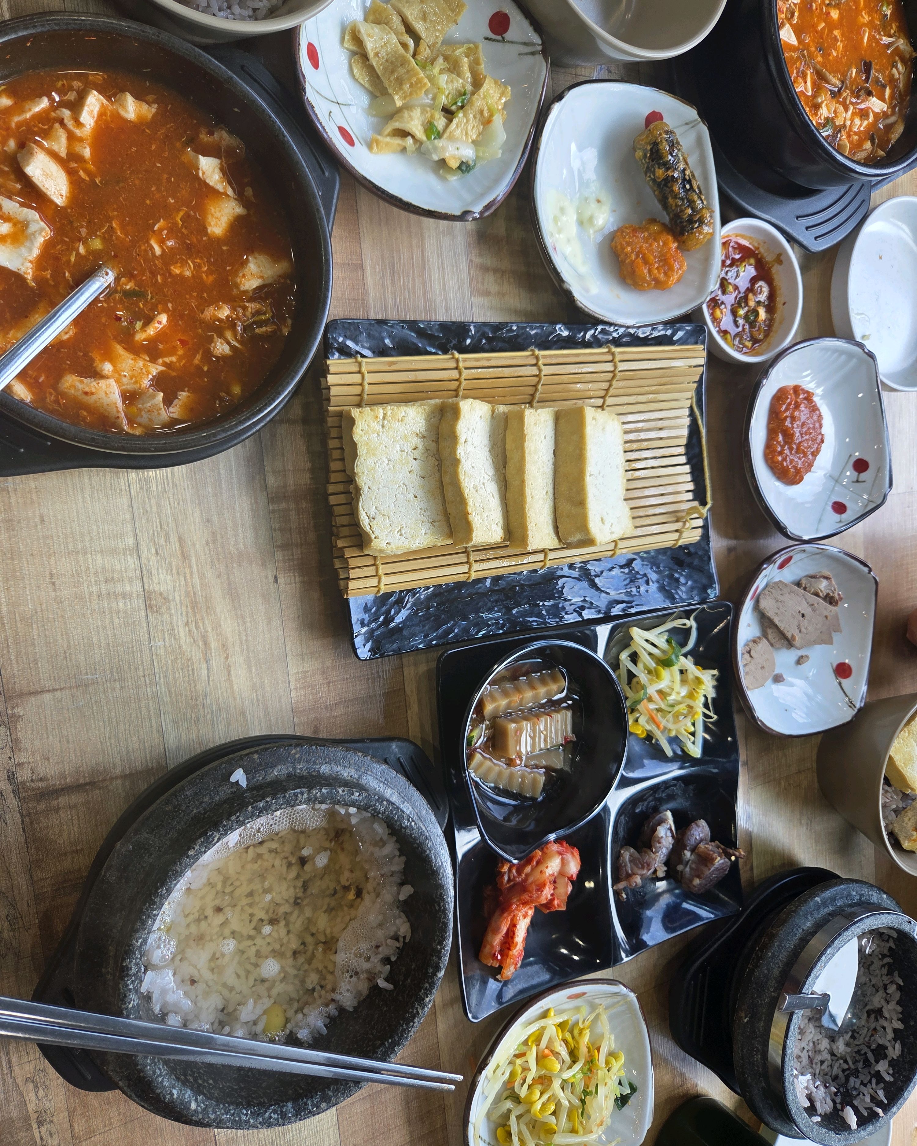 친구들과. 급 정심 장소. 여기로 선택~ 수다떠느라 식사는 금방 나와서 바로 먹었구요 - 제주 맛집 일품순두부 하귀점