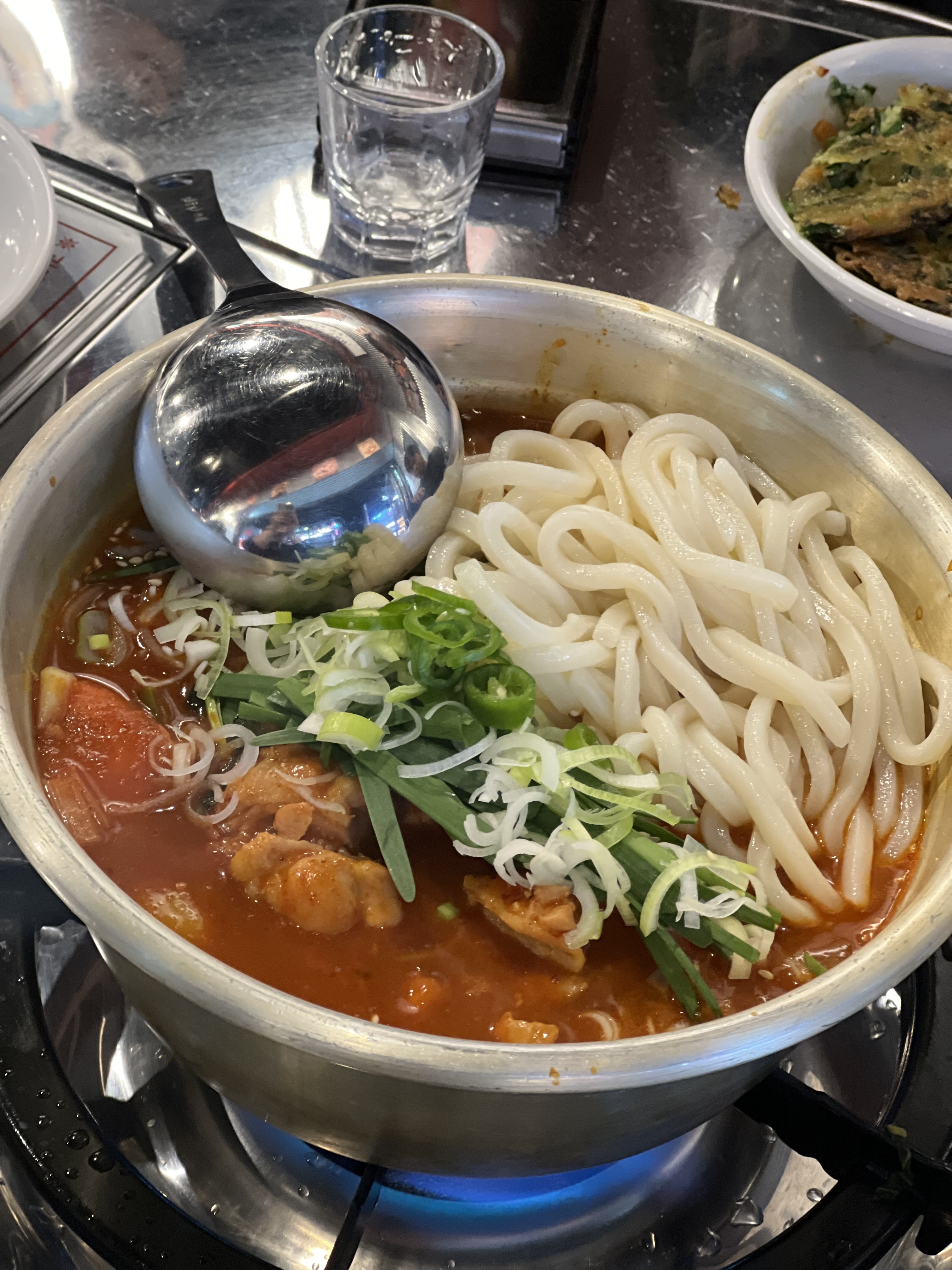 처음 방문했는데 사장님도 친절하시고 음식도 맛있어요! 확실히 인기 많은 이유를 알겠어요!
