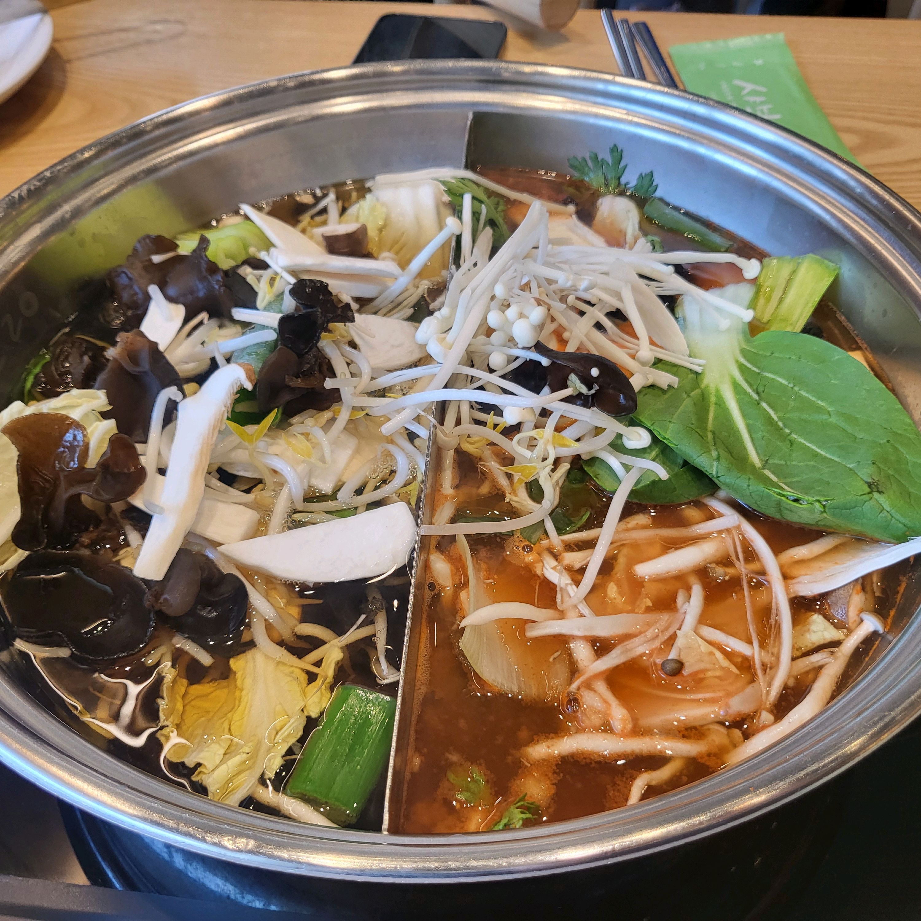 주차장 주차하고 식사하기 좋아요~ 홀이 넓어서 좋군요. 고기질도 좋아요. 직원분들 다 친절