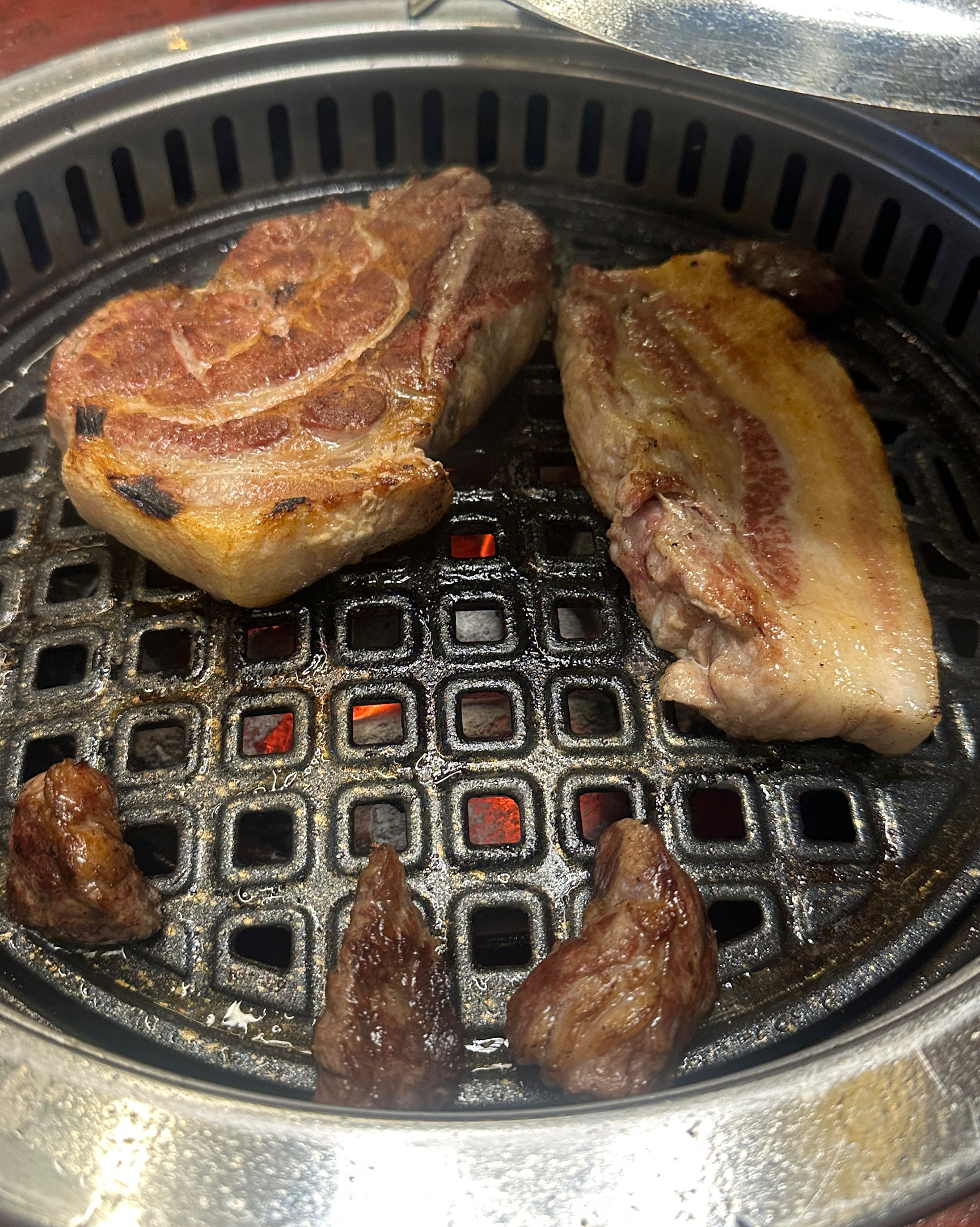 너무 맛있어서 급하게 먹느라 사진이 이거뿐이네요 … 무한리필이라고 고기 상태가 안좋거나 한