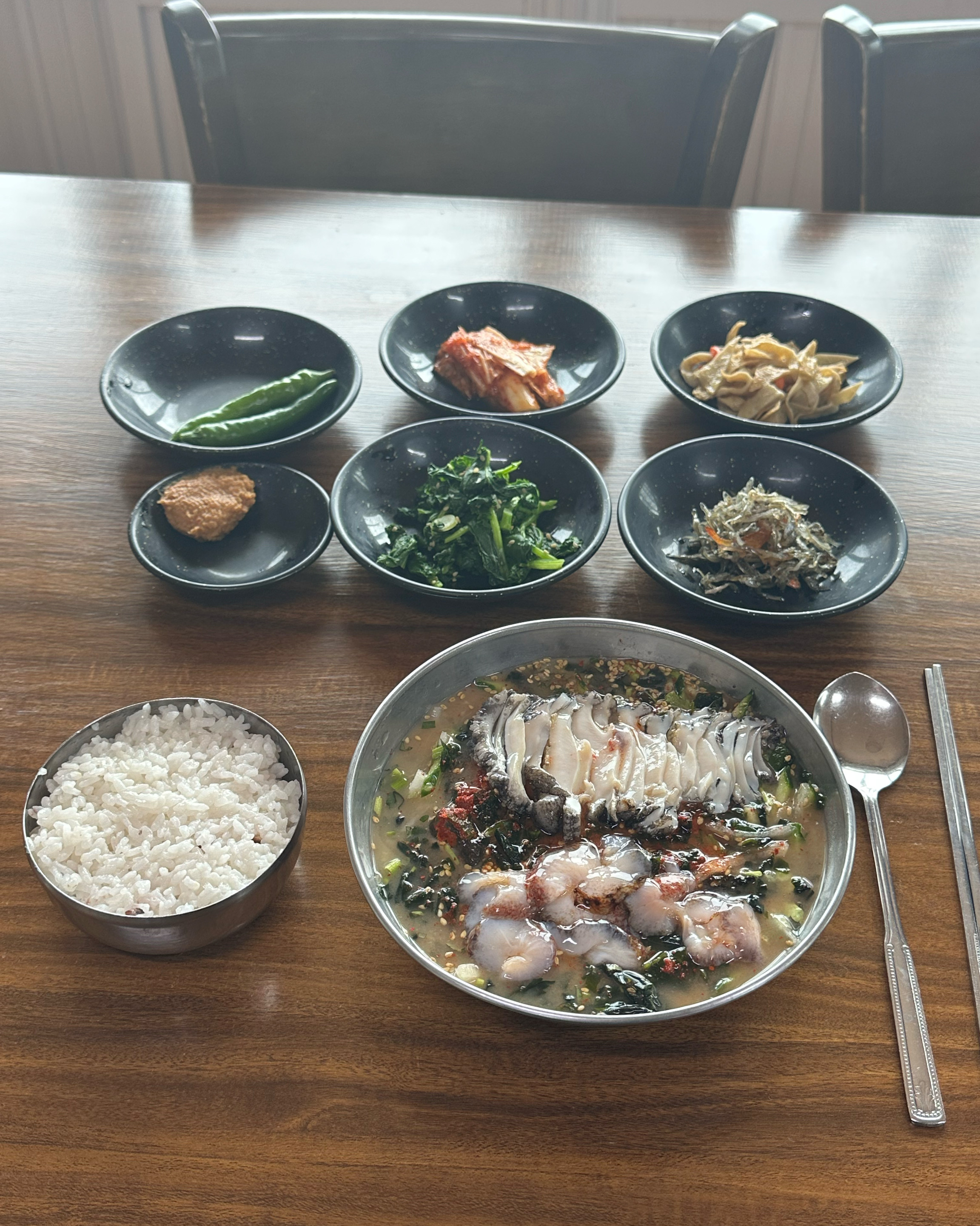 다음에 한번 더 꼭 오고싶은 곳이었어요 독특한 된장 베이스 물회구요 반찬들이 하나같이 너무