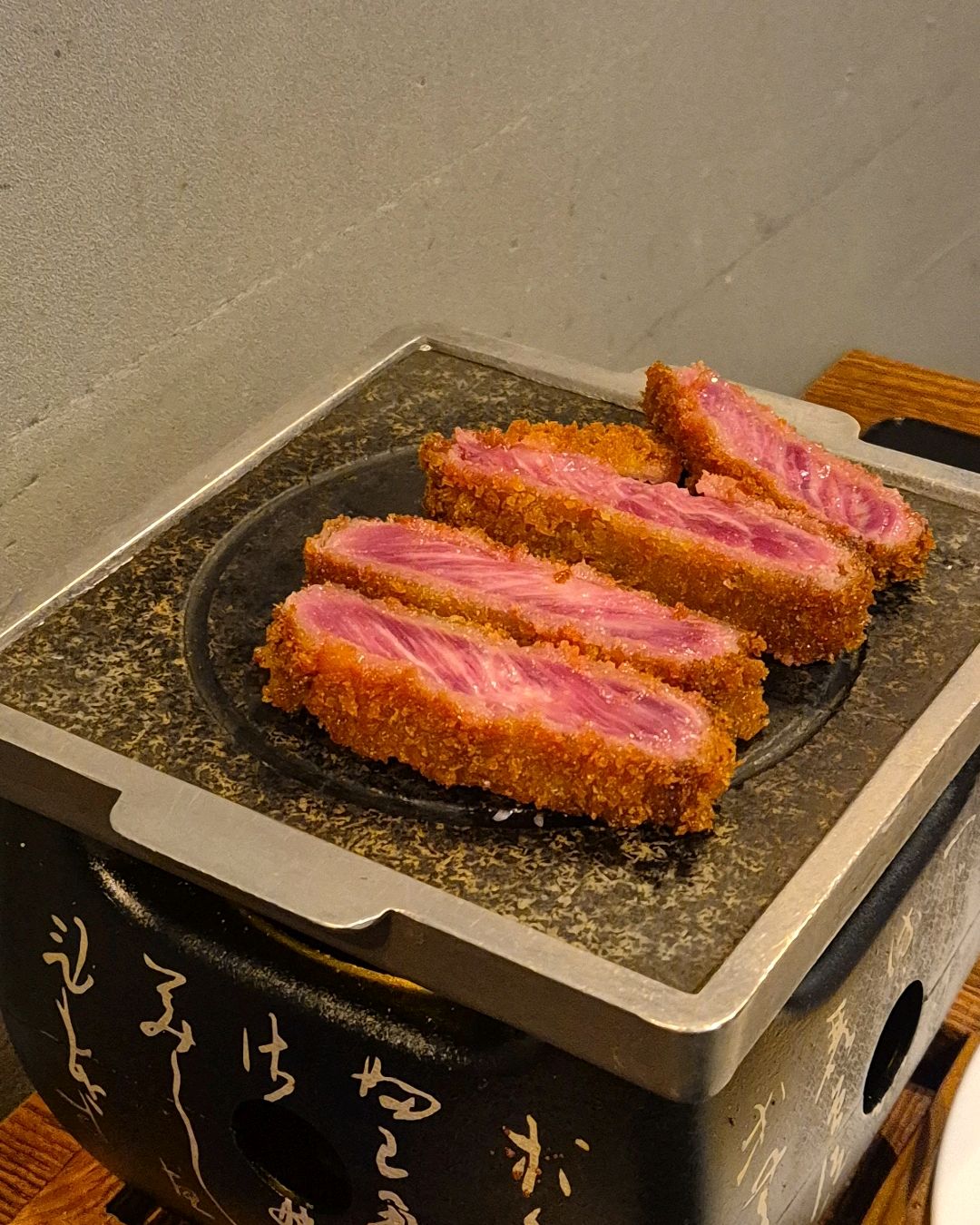 규카츠 먹고싶어서 가족들이랑 외식하러 왔는데 너무 맛있었어요!!! 넷이서 후딱 해치웠어요