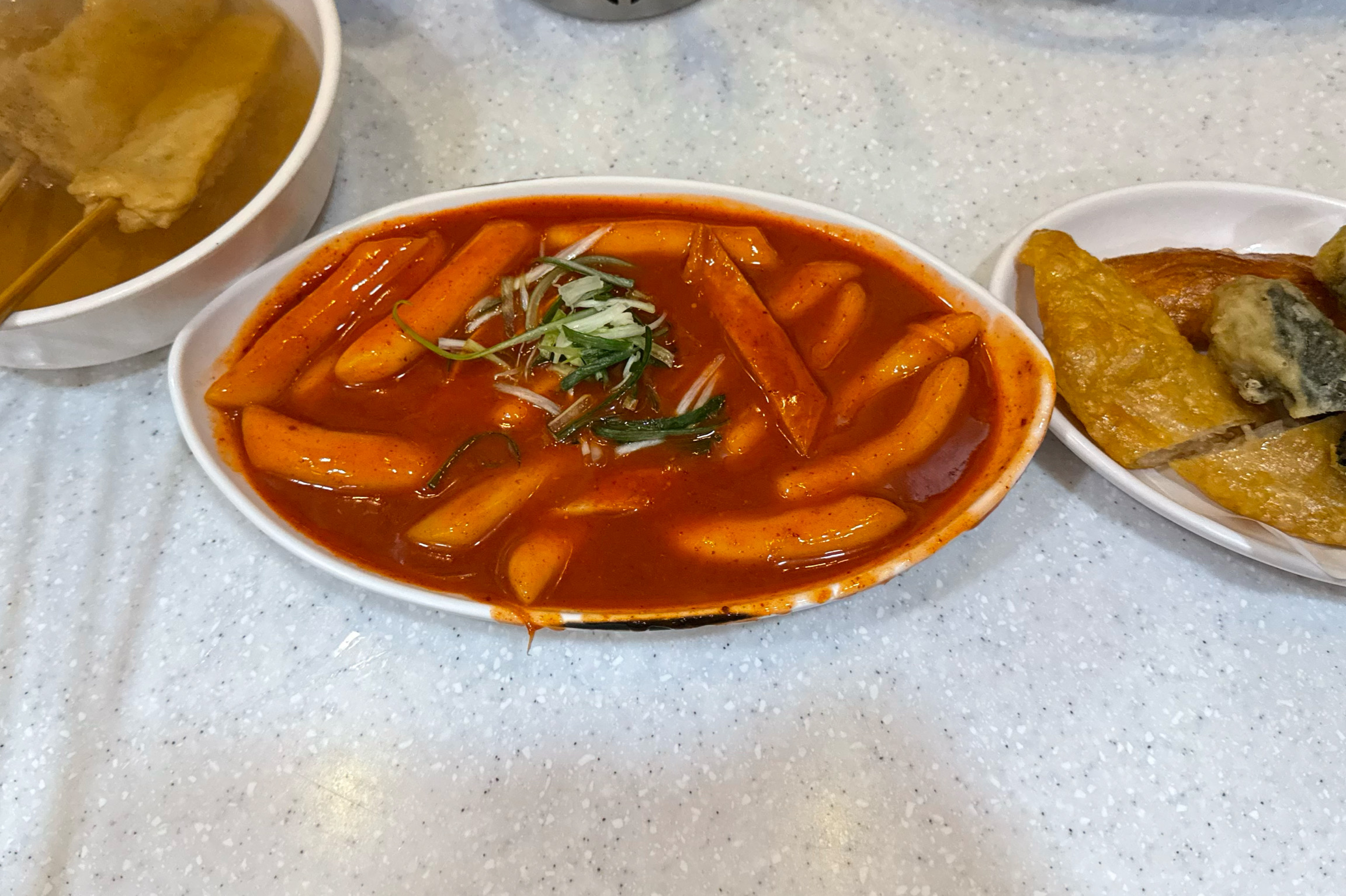 타지역에서 모녀 떡볶이 먹고 싶어서 오직 모녀 떡볶이만 먹으러 몇번 간 적 있을 정도로 J