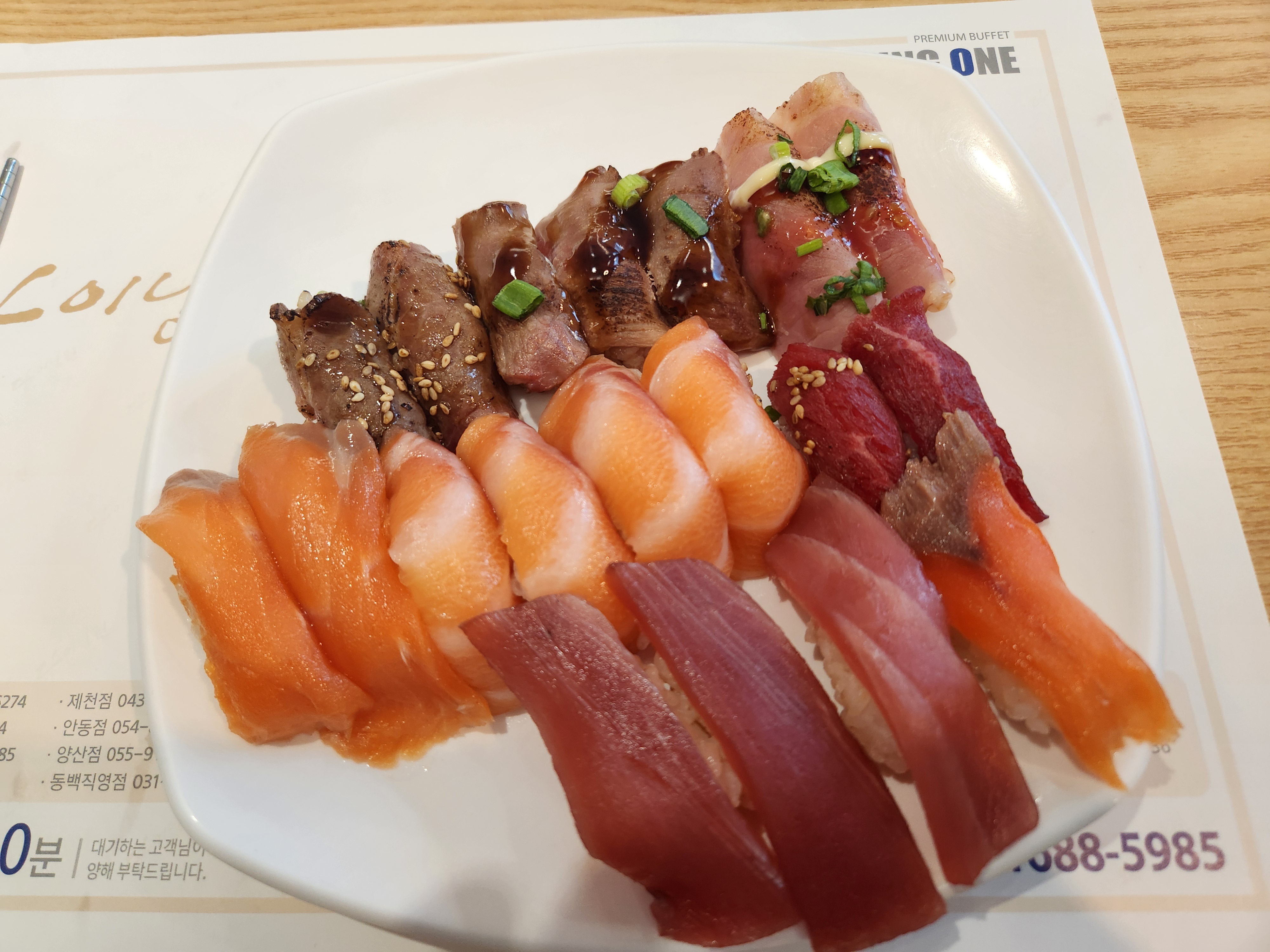 음식이 다양하고 맛있습니다. 매장도 청결하고 음식의 회전속도가 빨라서 신선합니다. 외국인